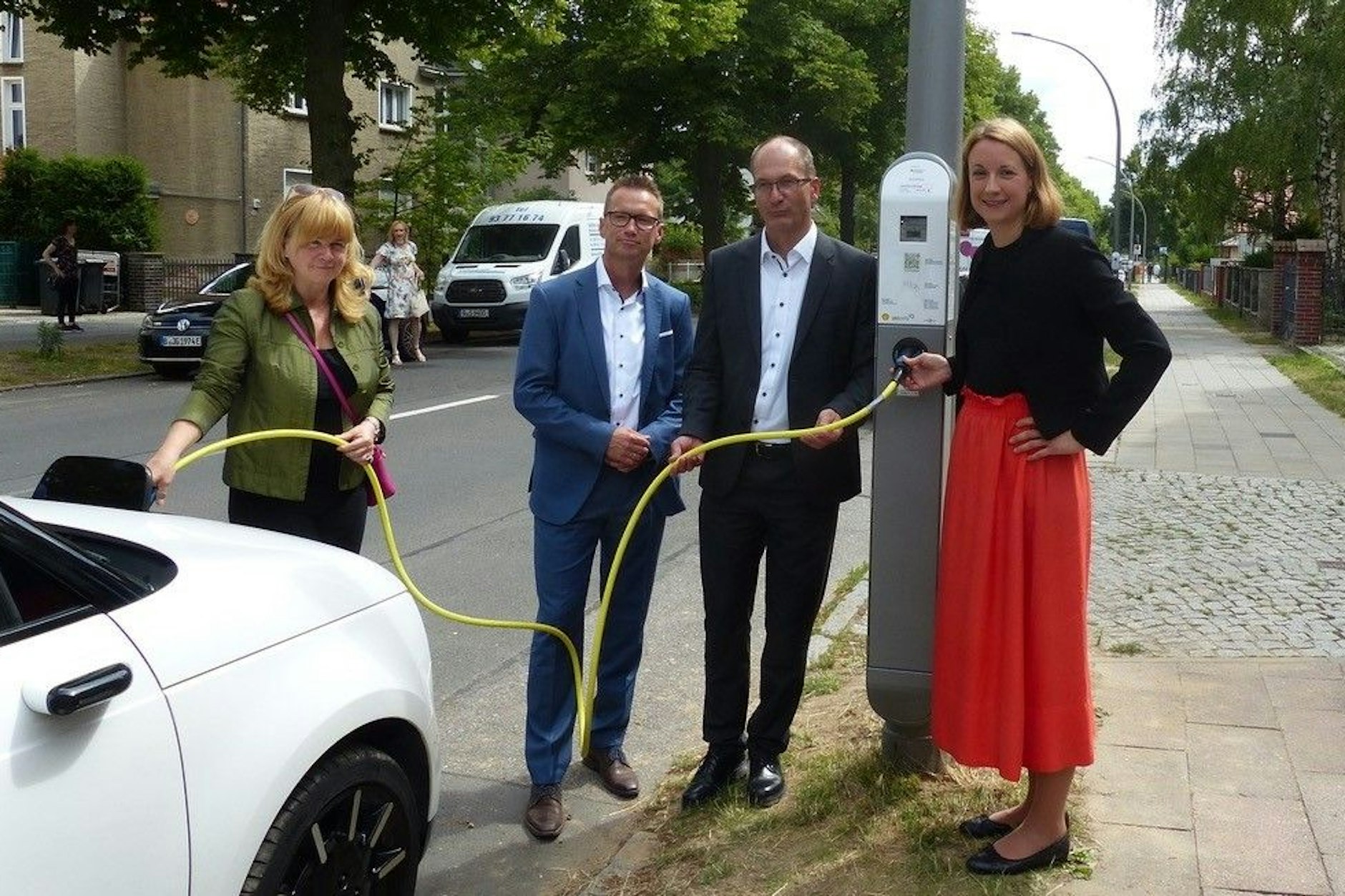 Heinz und seine Freunde: Staatssekretärin Meike Niedbal, Erik Landeck von Stromnetz Berlin, Daniel Kunkel von Ubitricity, und am Elektroauto Juliane Witt, in Marzahn-Hellersdorf für Verkehr zuständige Stadträtin.