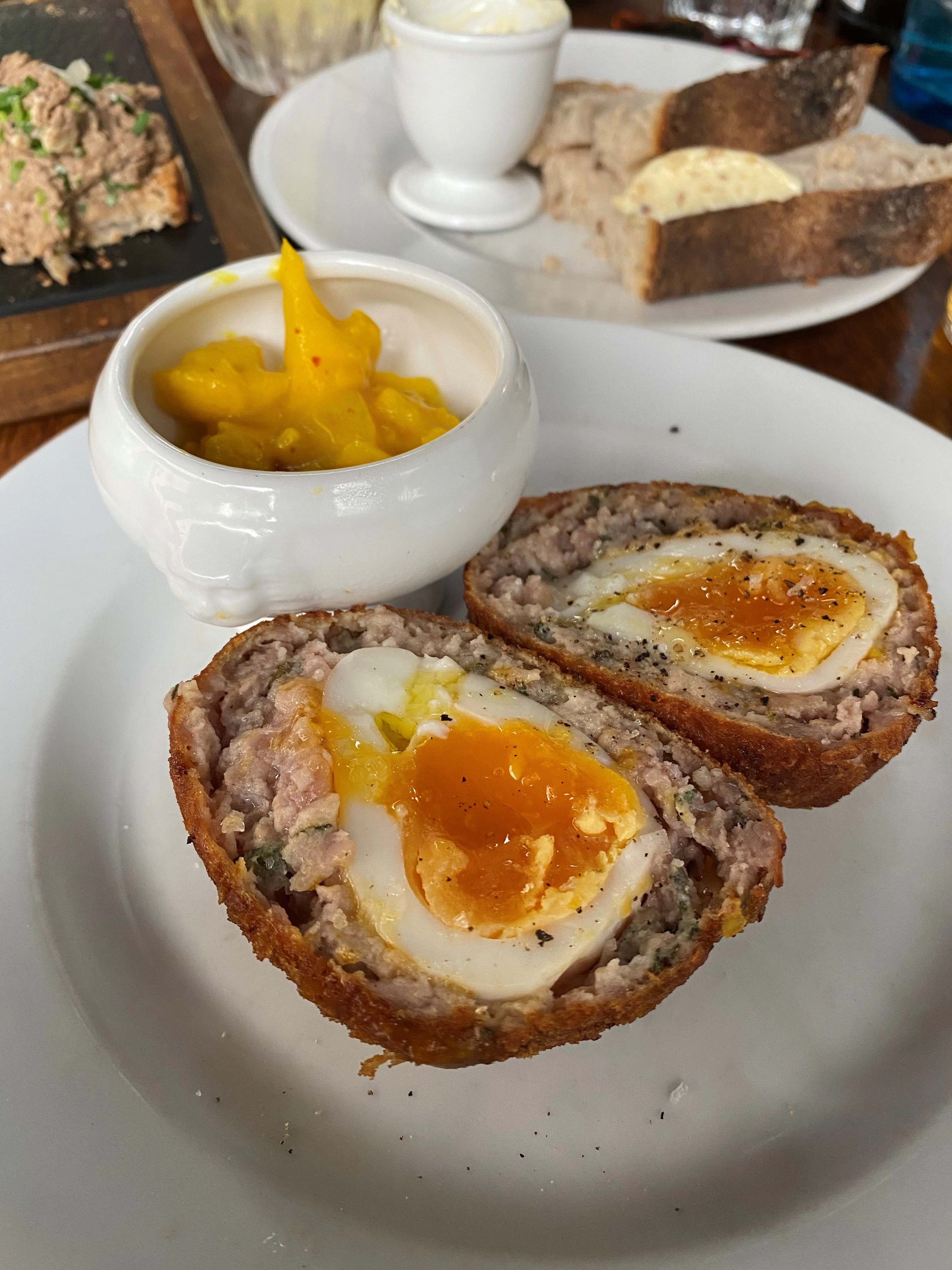 Der Klassiker im St. Bart: Die Schottischen Eier mit Mixed Pickles.