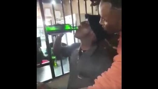 Ein Screenshot aus dem veröffentlichten Video zeigt, wie ein Freund den bereits angeschlagenen Trinker festhalten muss.