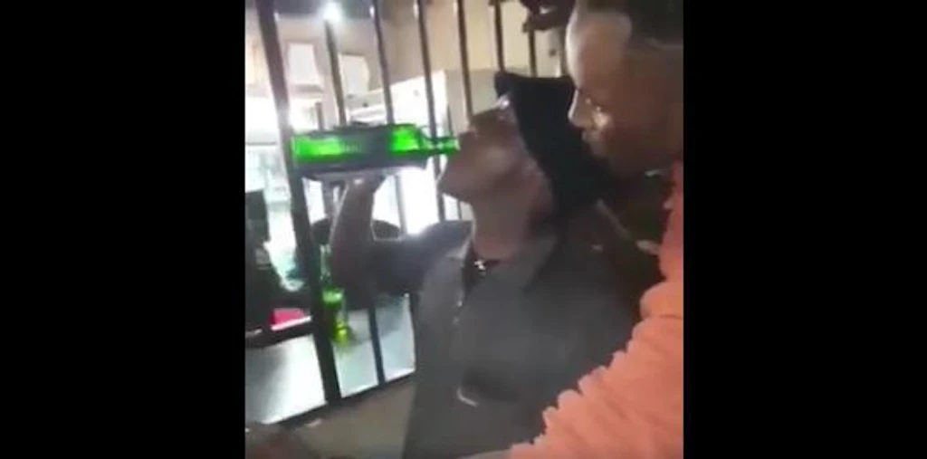 Tödliche Trinkwette: Mann trinkt eine Flasche Jägermeister auf Ex und stirbt