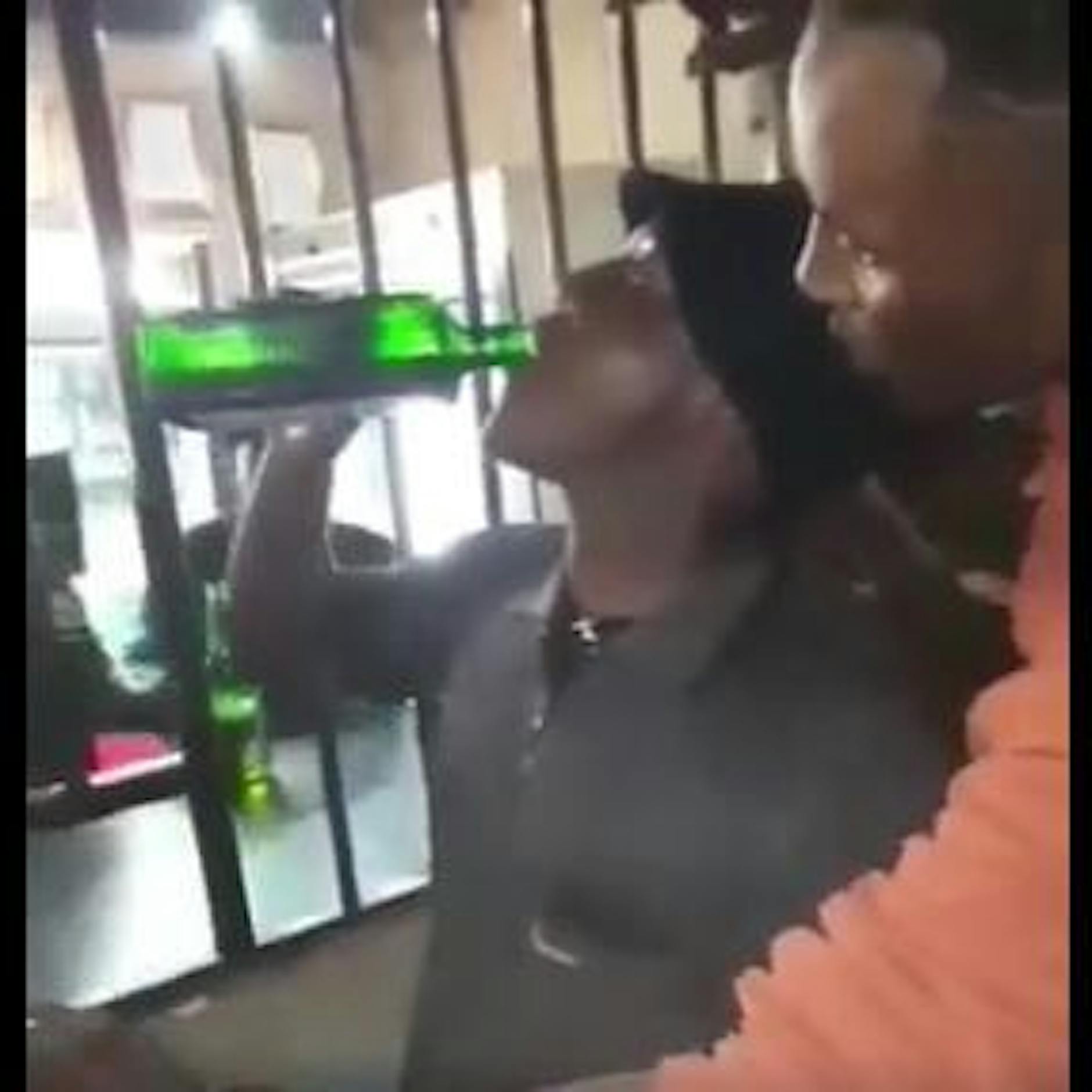 Tödliche Trinkwette: Mann trinkt eine Flasche Jägermeister auf Ex und stirbt