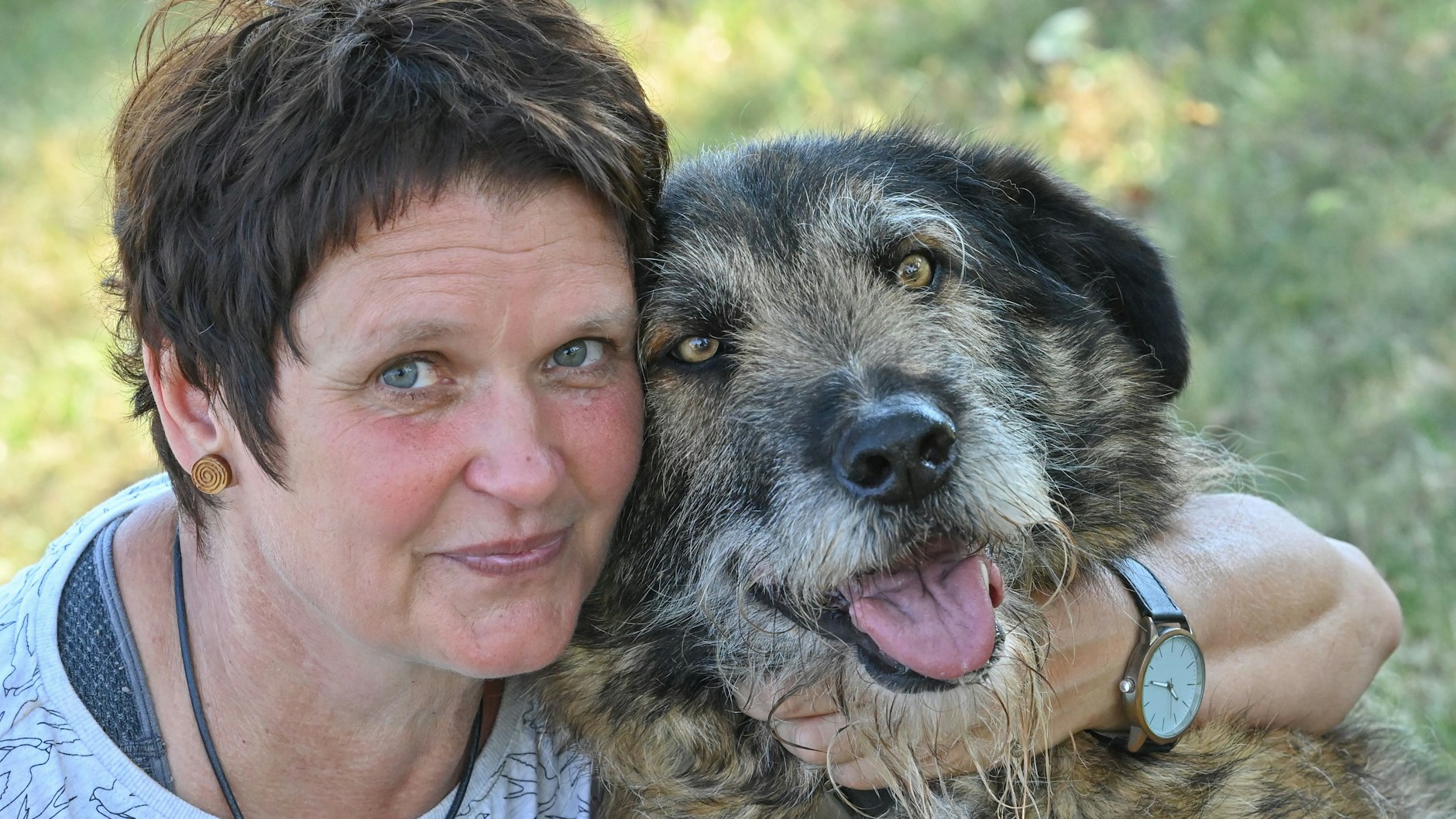 Tierpsychologin Antje Krause-Neufeld, mit dem Hund Caspar auf ihrem Angsthundehof im Oderbruch. Caspar führt das Rudel an.