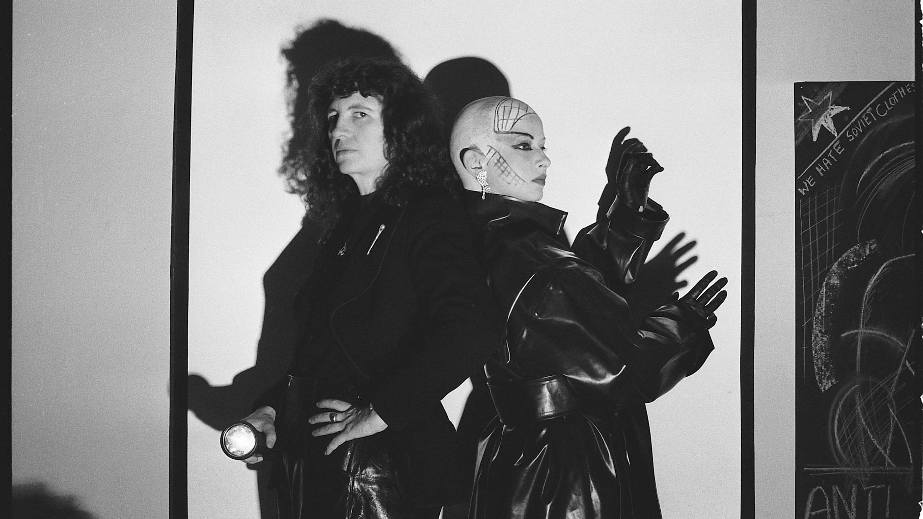 Tabea Blumenschein und Ulrike Ottinger (l.) bei einer ihrer Nacht-Sessions im Jahr 1977 in ihrem Atelier Erdmannstraße 12 in Berlin-Schöneberg. Die Fotos entstanden mit Selbstauslöser.