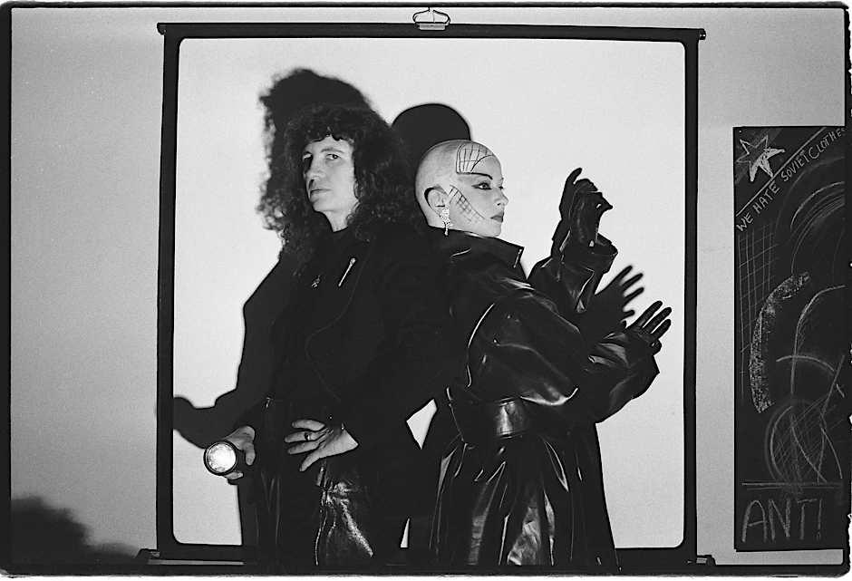 Tabea Blumenschein und Ulrike Ottinger (l.) bei einer ihrer Nacht-Sessions im Jahr 1977 in ihrem Atelier Erdmannstraße 12 in Berlin-Schöneberg. Die Fotos entstanden mit Selbstauslöser.
