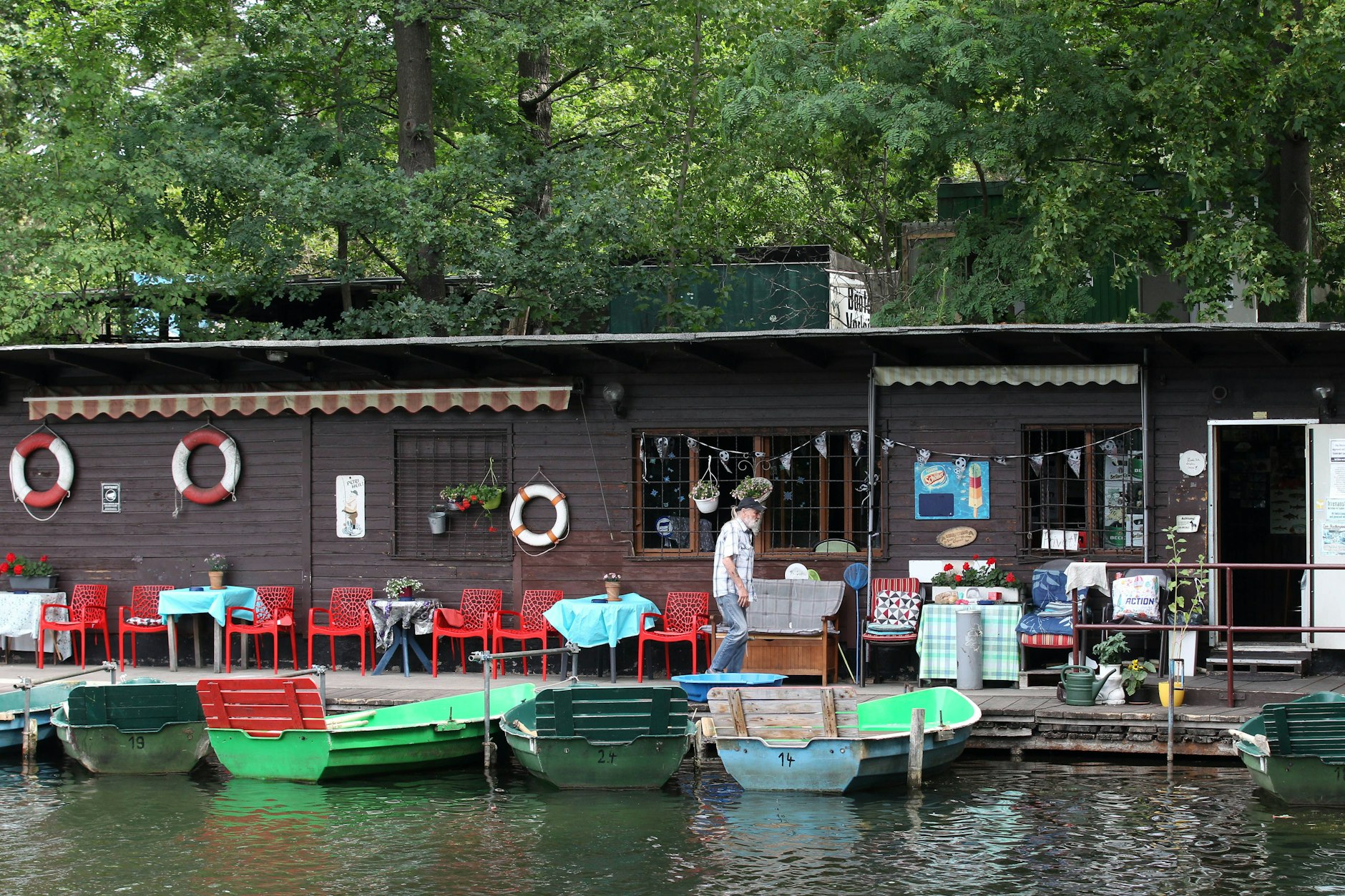 Plötzensee, Fischerpinte. In der Saison werden hier Ruder- und Tretboote vermietet. Nebenbei kann man eine Zeitreise machen.