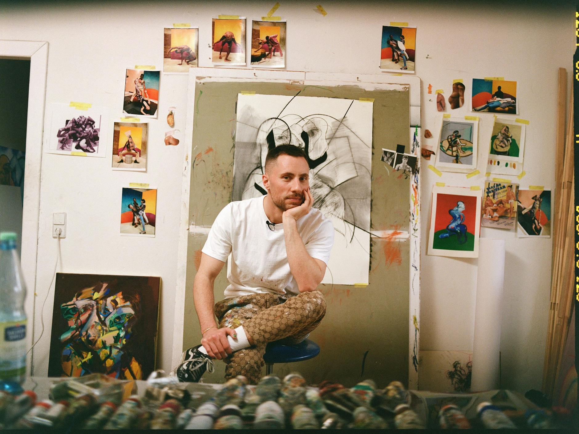 Moncrief in seinem Lichtenberger Studio, umringt von Fotografien und Skizzen des Gucci-Projekts