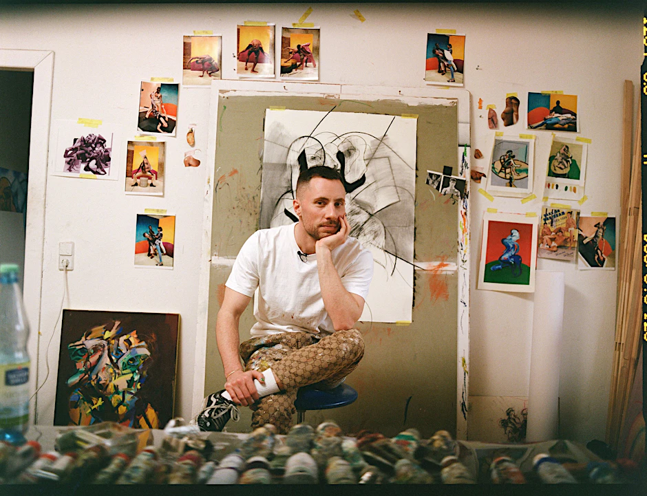 Moncrief in seinem Lichtenberger Studio, umringt von Fotografien und Skizzen des Gucci-Projekts