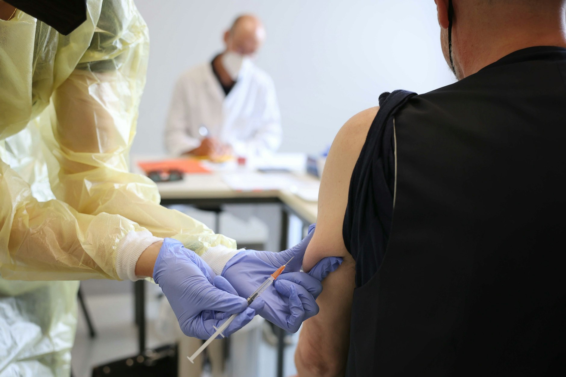 Ein Mann wird gegen Affenpocken geimpft.