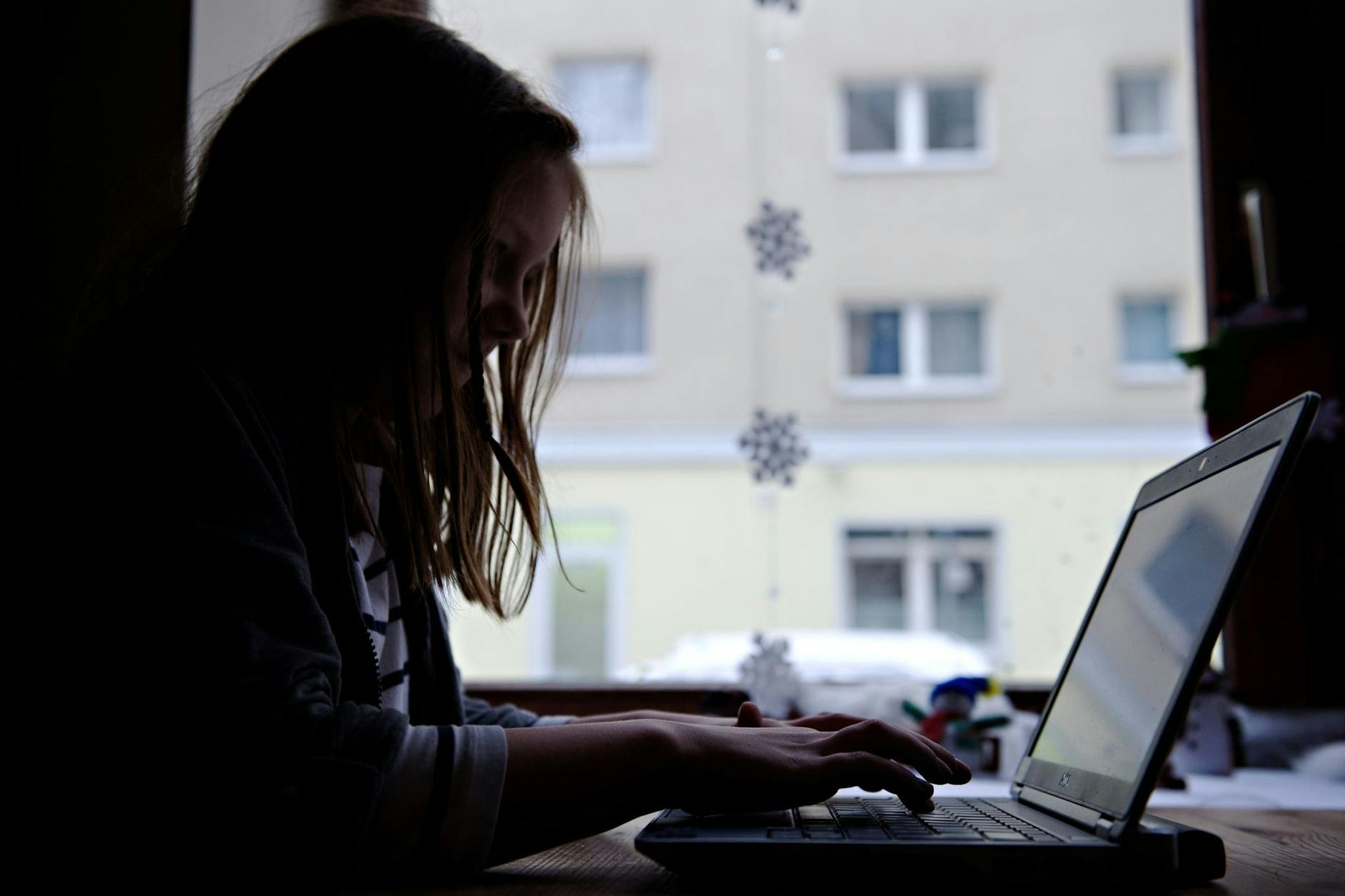 Der Anteil von Mädchen und Jungen, die gar kein Mobbing im Internet erfahren haben, ist laut Umfrage von 32 auf 28 Prozent gesunken.