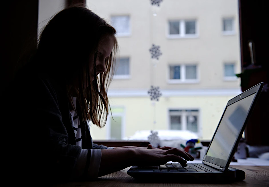 Der Anteil von Mädchen und Jungen, die gar kein Mobbing im Internet erfahren haben, ist laut Umfrage von 32 auf 28 Prozent gesunken.