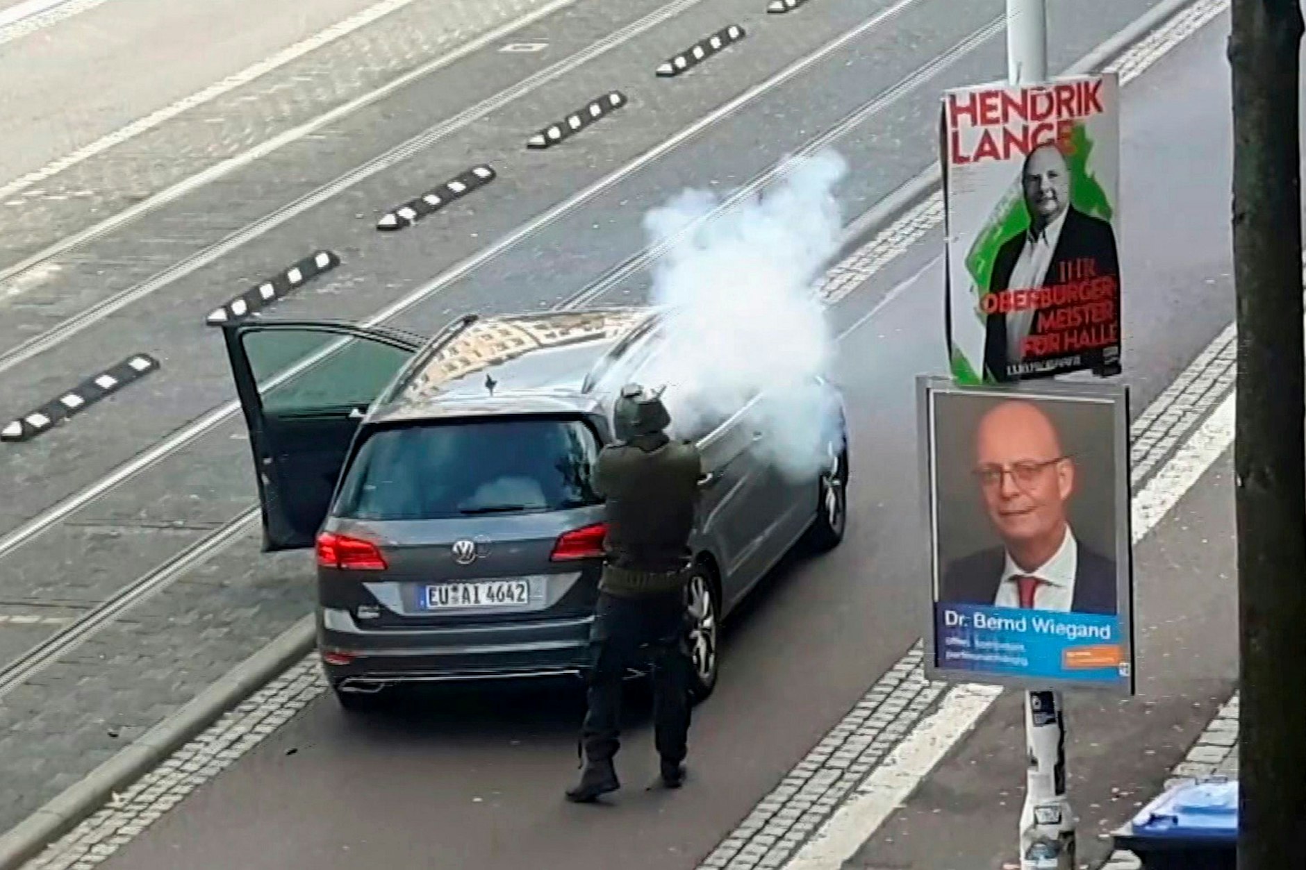 Der Attentäter von Halle: In Kampfmontur erschoss der Rechtsextremist am 9. Oktober 2019 zwei Menschen. Ähnlich maskiert wollte ein Reichsbürger wenig später Berlinern auf dem S-Bahnhof Hermannstraße Angst einjagen.