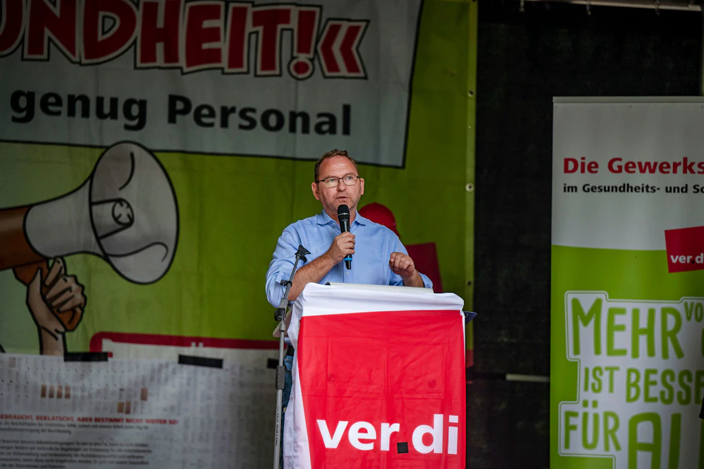 Hartz IV : Verdi-Chef Werneke fordert 200 Euro höheren Regelsatz