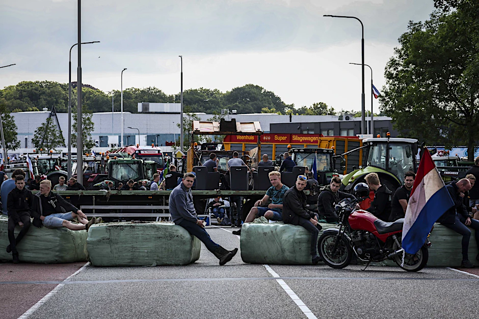 Niederlande, Zwolle: Landwirte blockieren das Verteilzentrum von Albert Heijn.