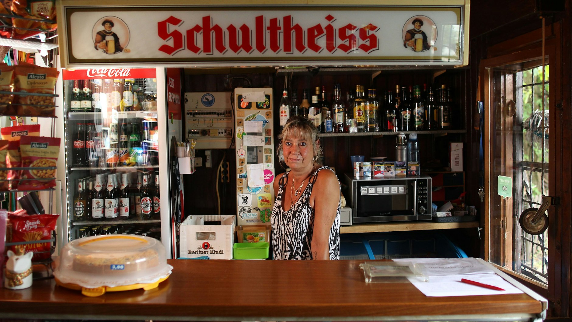 Bine schmeißt den Laden und kümmert sich um Wolfgang und die Gäste aus aller Welt.