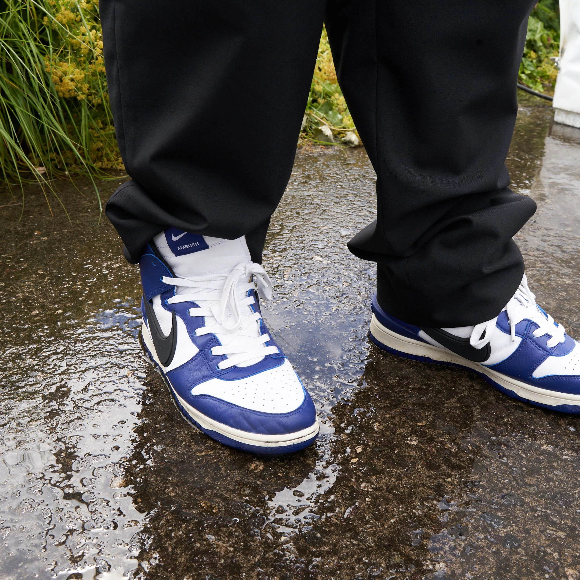 Zur schwarzen Supreme-Hose trägt Phuong Nike Dunk High x Ambush.