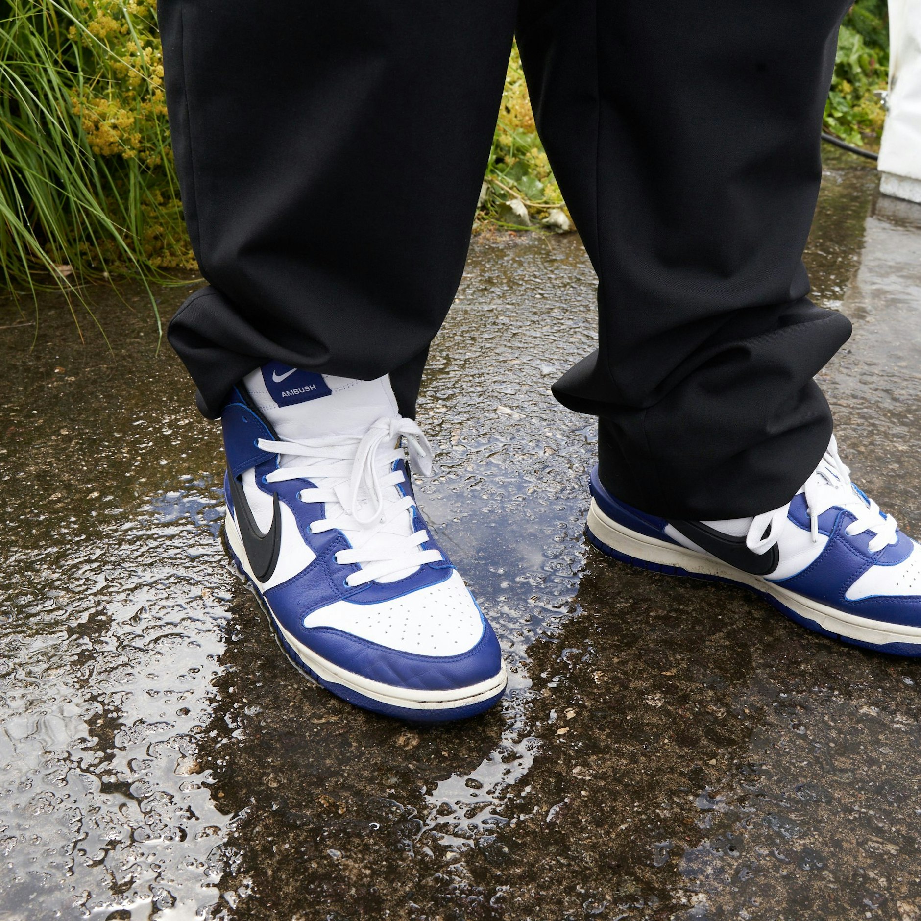 Zur schwarzen Supreme-Hose trägt Phuong Nike Dunk High x Ambush.