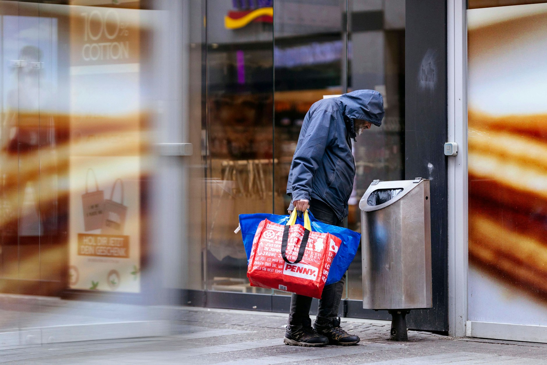 Flaschen sammeln, um durch den Tag zu kommen: Vielen reicht das Geld nicht mehr fürs tägliche Leben.