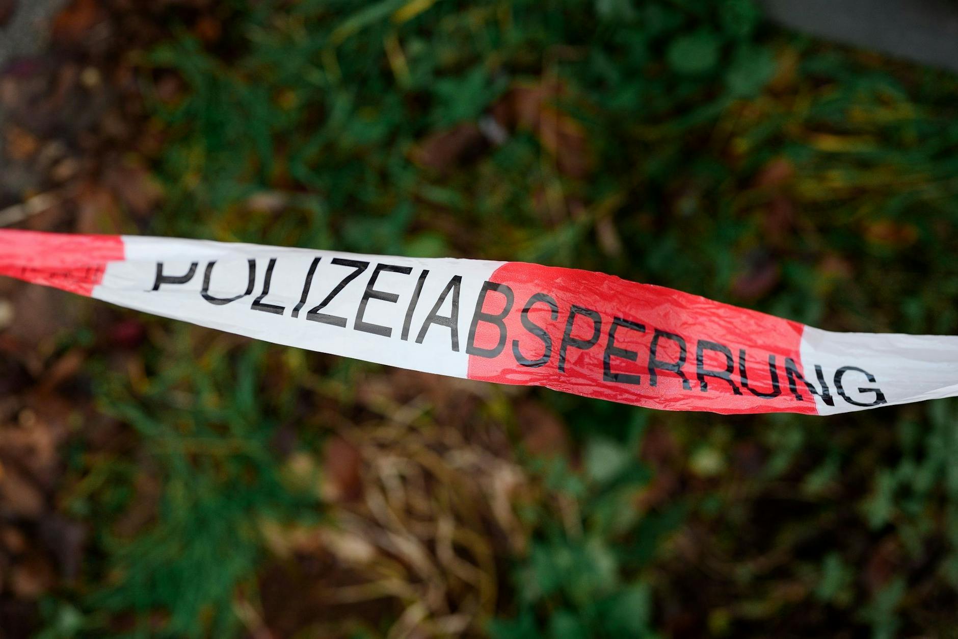 Die Polizei hat den Fundort einer Leiche abgesperrt (Symbolbild).