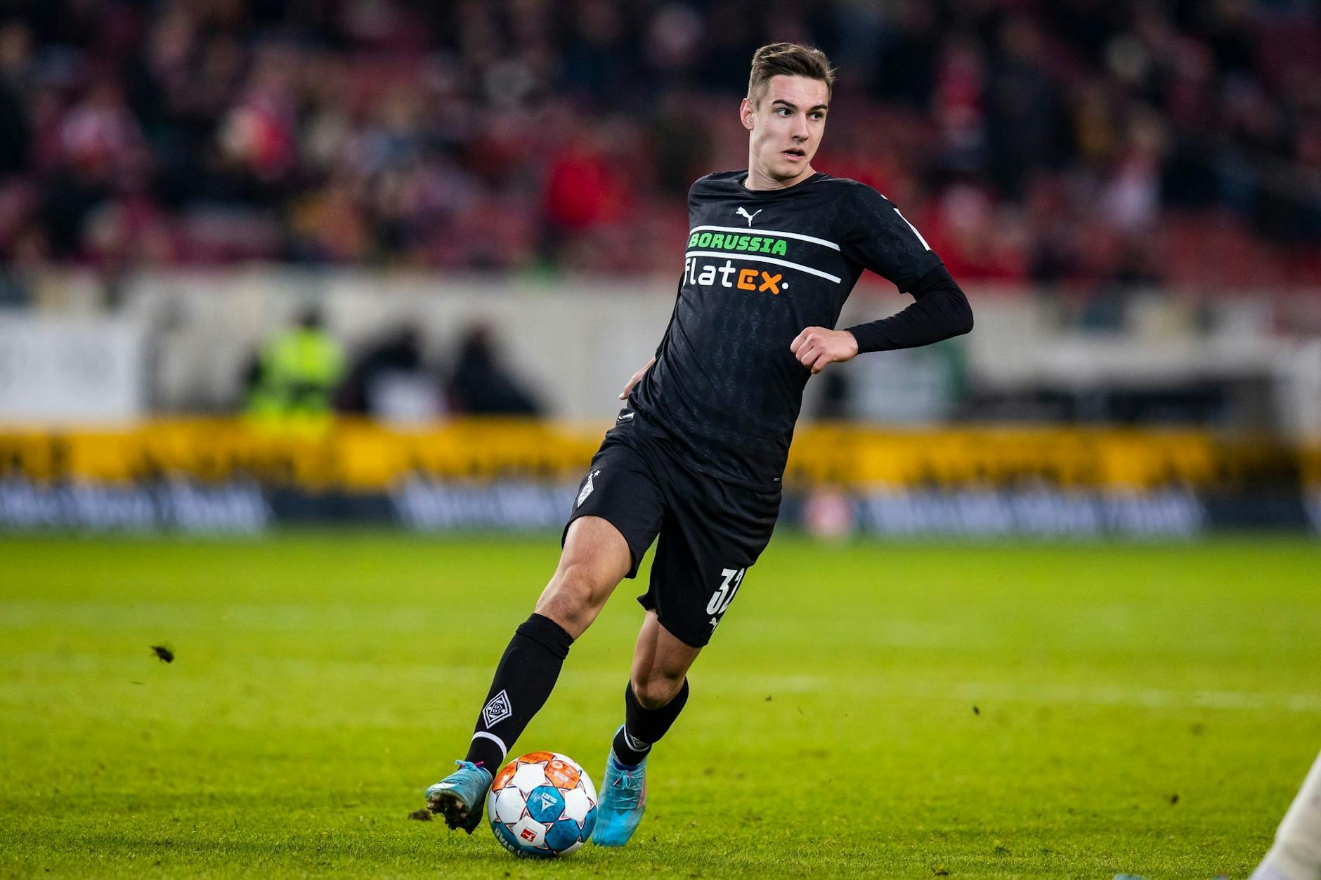 ARCHIV - Gladbachs Mittelfeldspieler Florian Neuhaus zeigt sich voller Motivation. - WICHTIGER HINWEIS: Gemäß den Vorgaben der DFL Deutsche Fußball Liga bzw. des DFB Deutscher Fußball-Bund ist es untersagt, in dem Stadion und/oder vom Spiel angefertigte Fotoaufnahmen in Form von Sequenzbildern und/oder videoähnlichen Fotostrecken zu verwerten bzw. verwerten zu lassen.