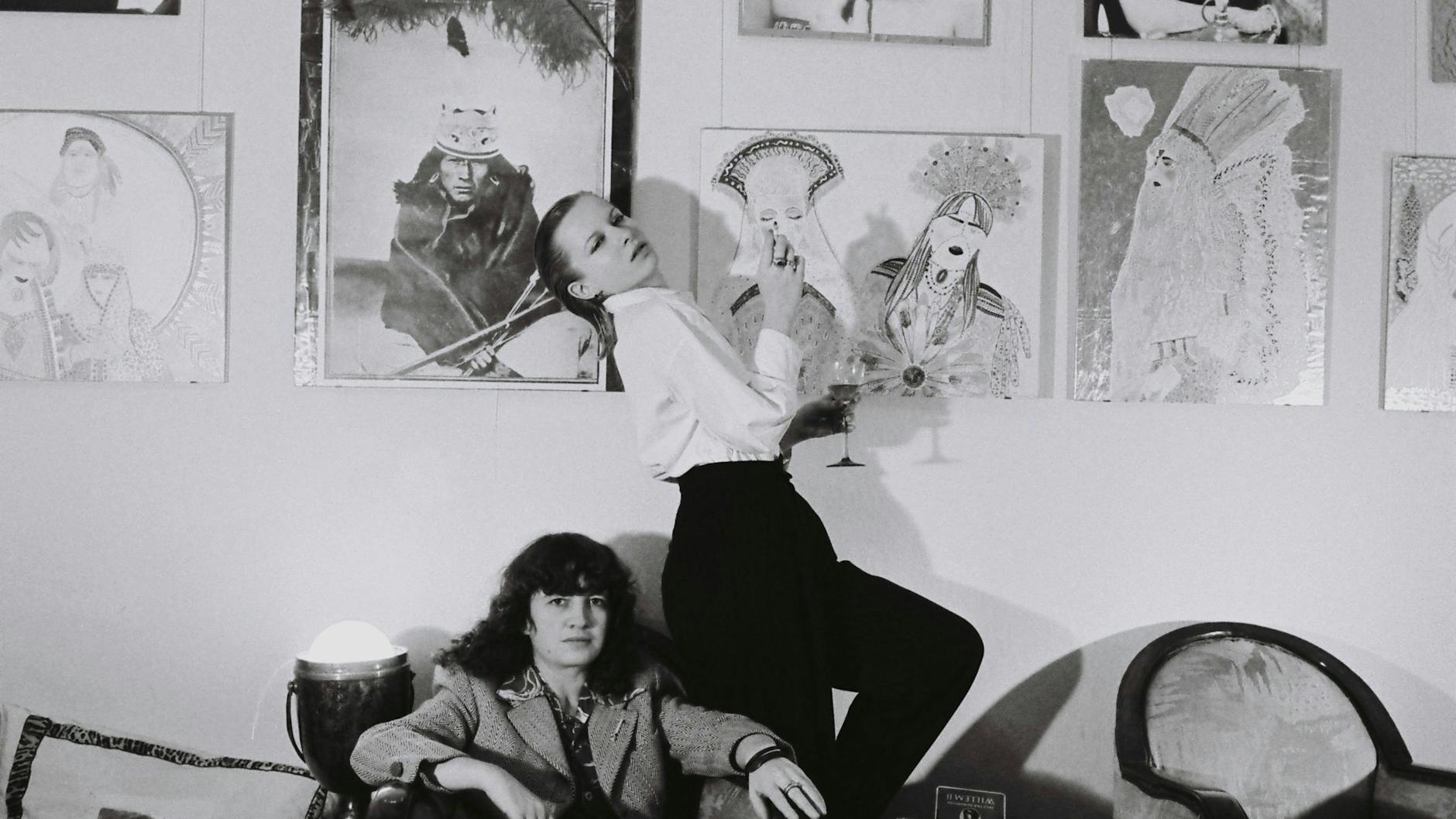 Tabea Blumenschein und Ulrike Ottinger (l.) 1976 in der Erdmannstraße 12.