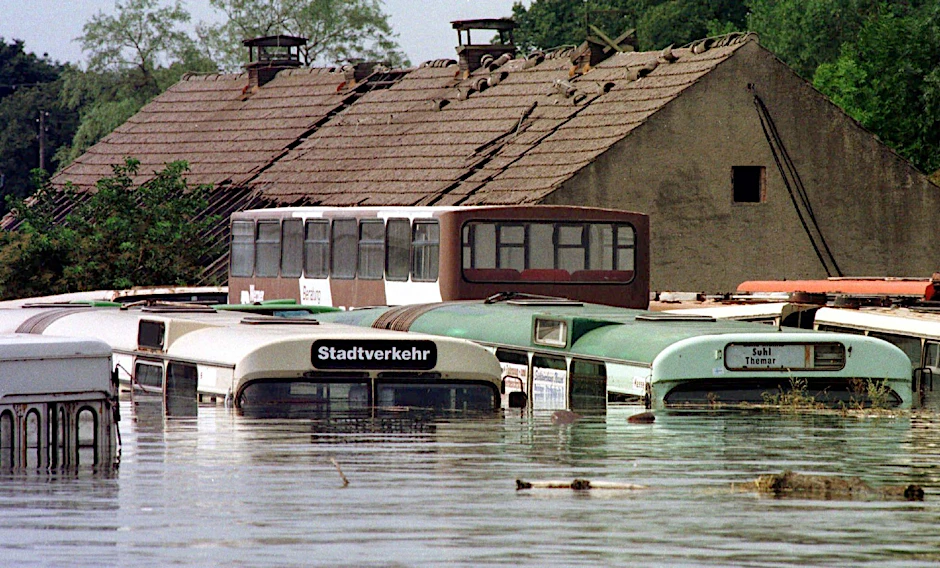 Fast bis zum Dach unter Wasser stehen Busse in der vom Oderhochwasser überfluteten Thälmann-Siedlung.