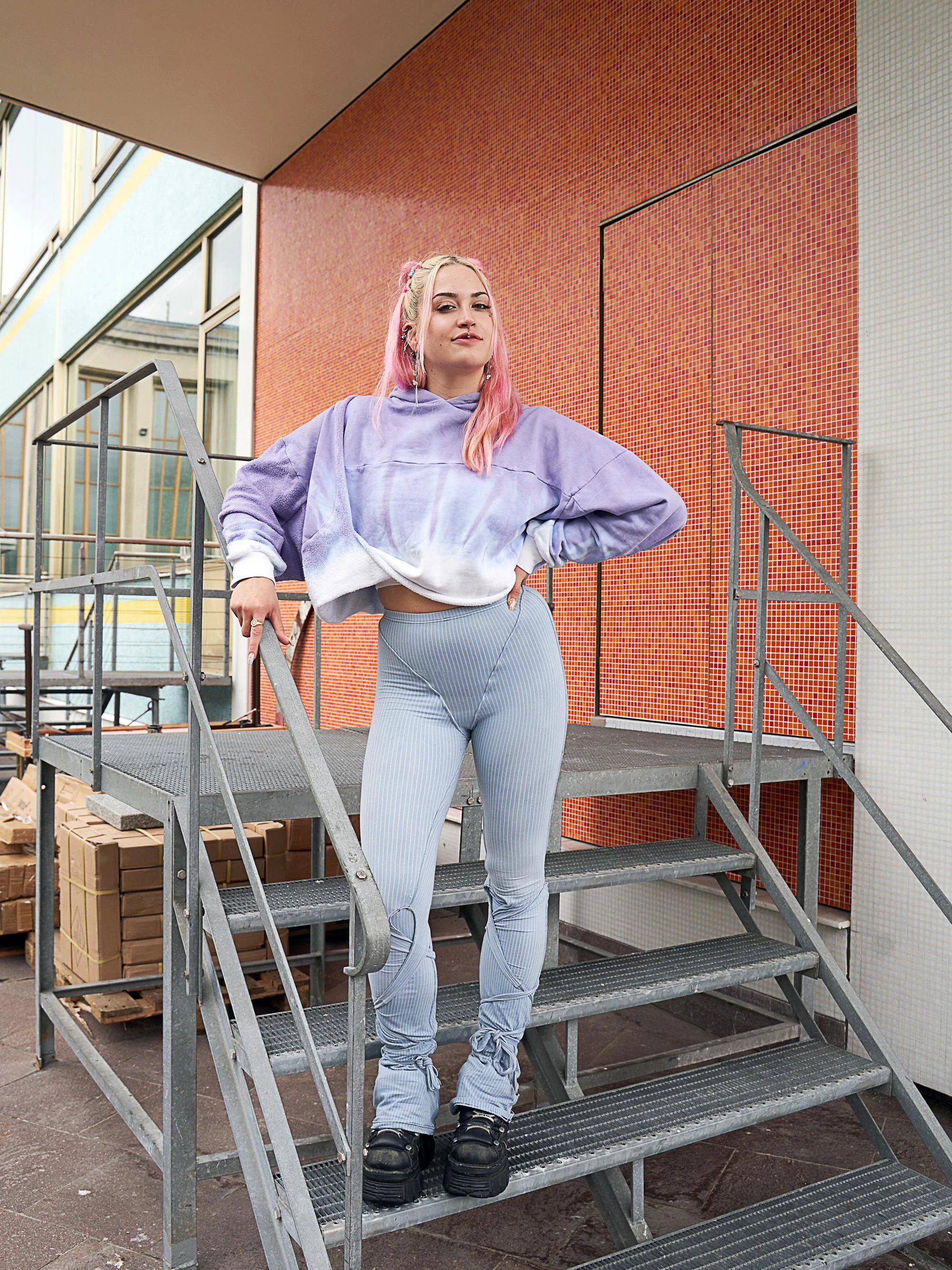 Vera hat mehrere Jobs. Hauptsächlich ist sie Membership-Managerin im Soho House Berlin. Außerdem arbeitet sie für Clara Colette Miramon, eine Y2K-inspirierte Womenswear-Marke aus Berlin, die sich hier auf der Messe präsentiert.