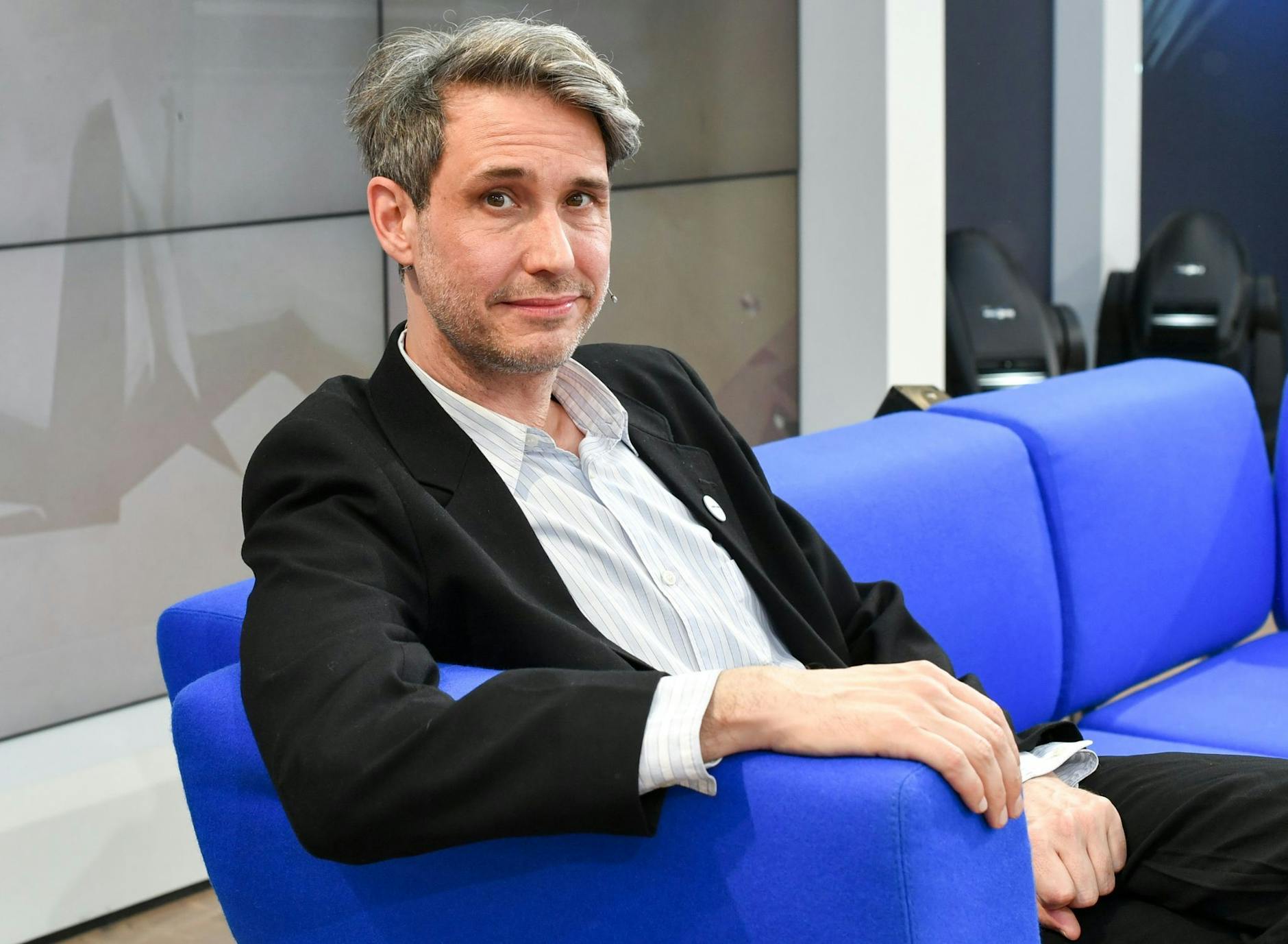 ARCHIV - Dirk von Lowtzow, Sänger der Band Tocotronic, wird für sein Buch «Aus dem Dachsbau» ausgezeichnet.