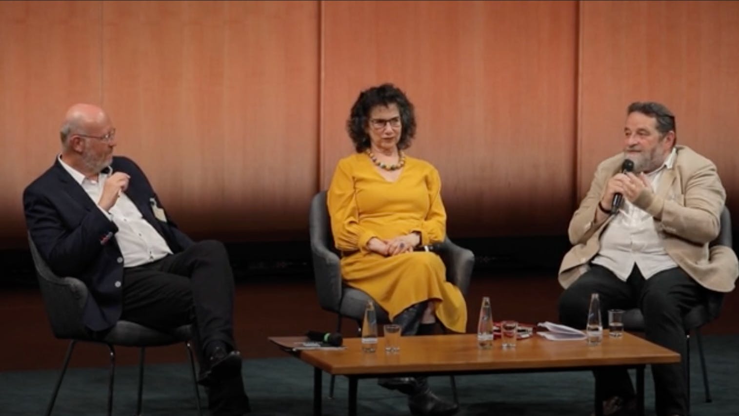 V. l. n. r.: Jan Grabowski, Susan Neiman, Konstanty Gebert – auf dem Podium der Hijacking-Memory-Konferenz.