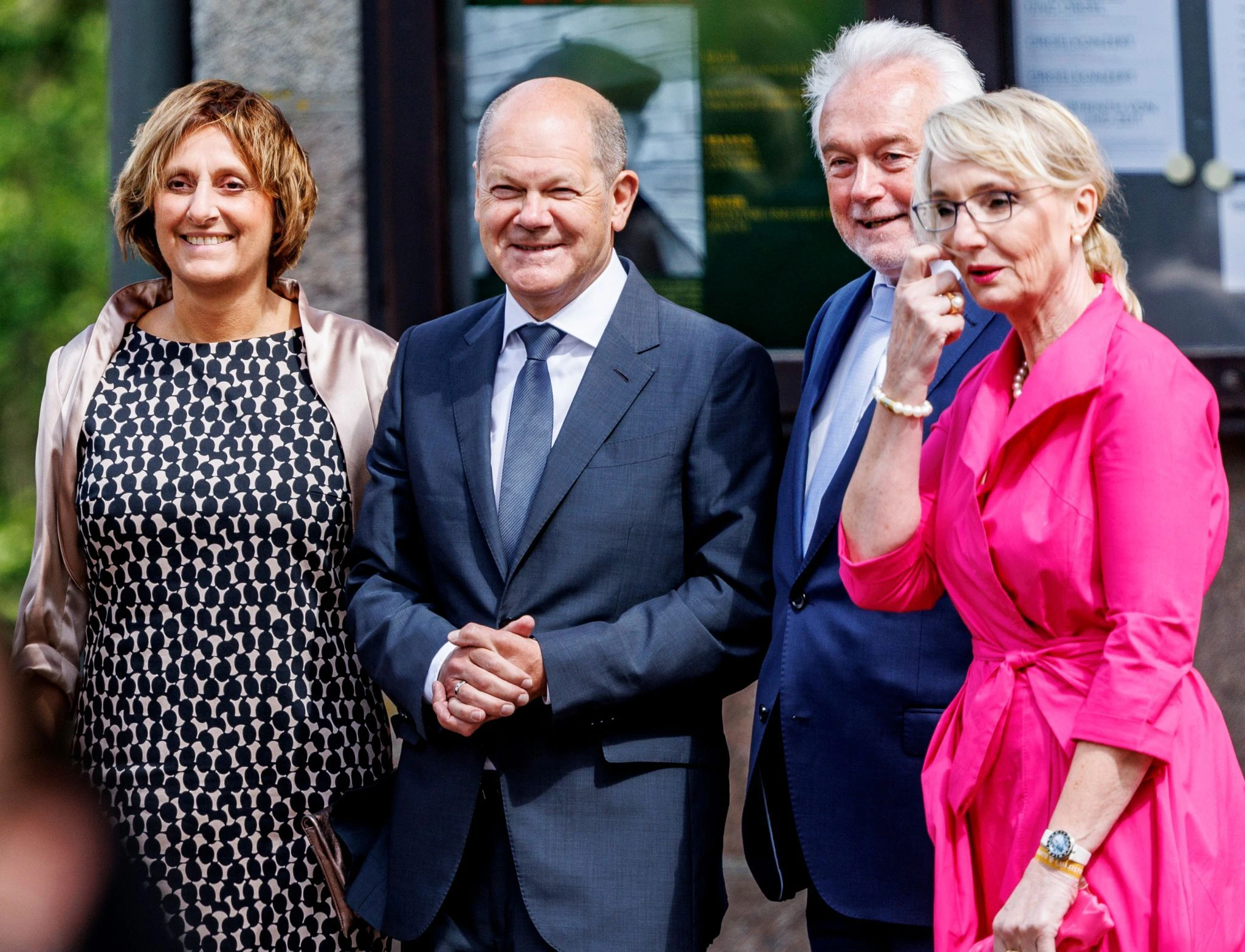Bundeskanzler Olaf Scholz (SPD, 2.v.l) und seine Frau Britta Ernst (l) stehen mit Bundestagsvizepräsident Wolfgang Kubicki (FDP) und seiner Frau Annette Marberth-Kubicki an der Kirche.  