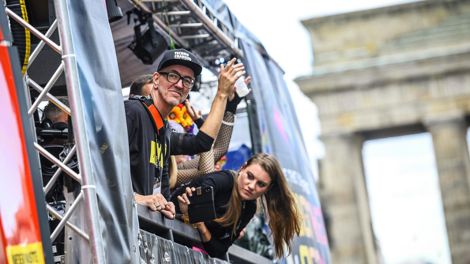 Der Initiator Dr. Motte bei Rave the Planet am Sonnabend in Berlin auf seinem Wagen.