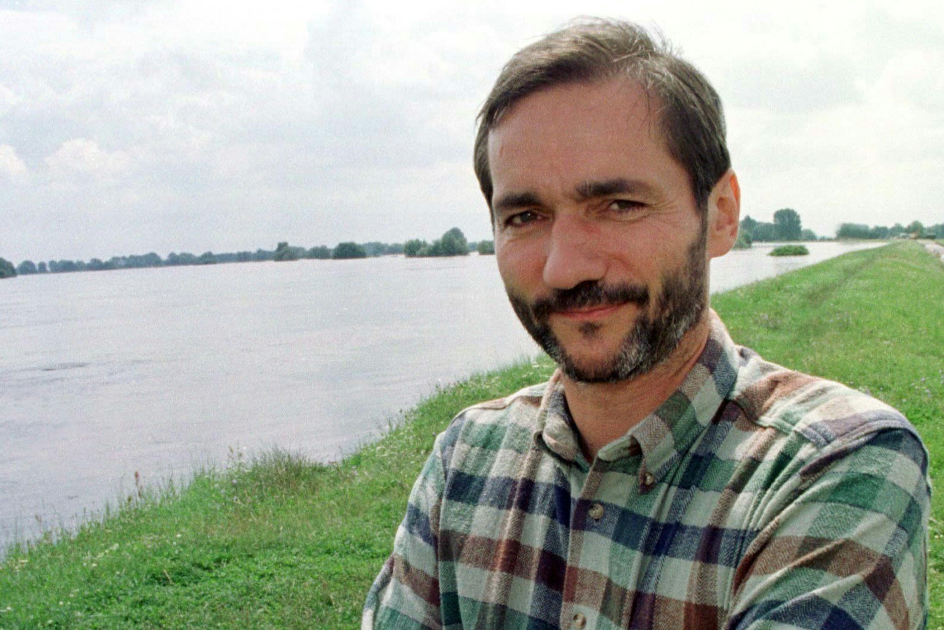 Der damalige brandenburgische Umweltminister Matthias Platzeck (SPD) steht auf einem Deich.