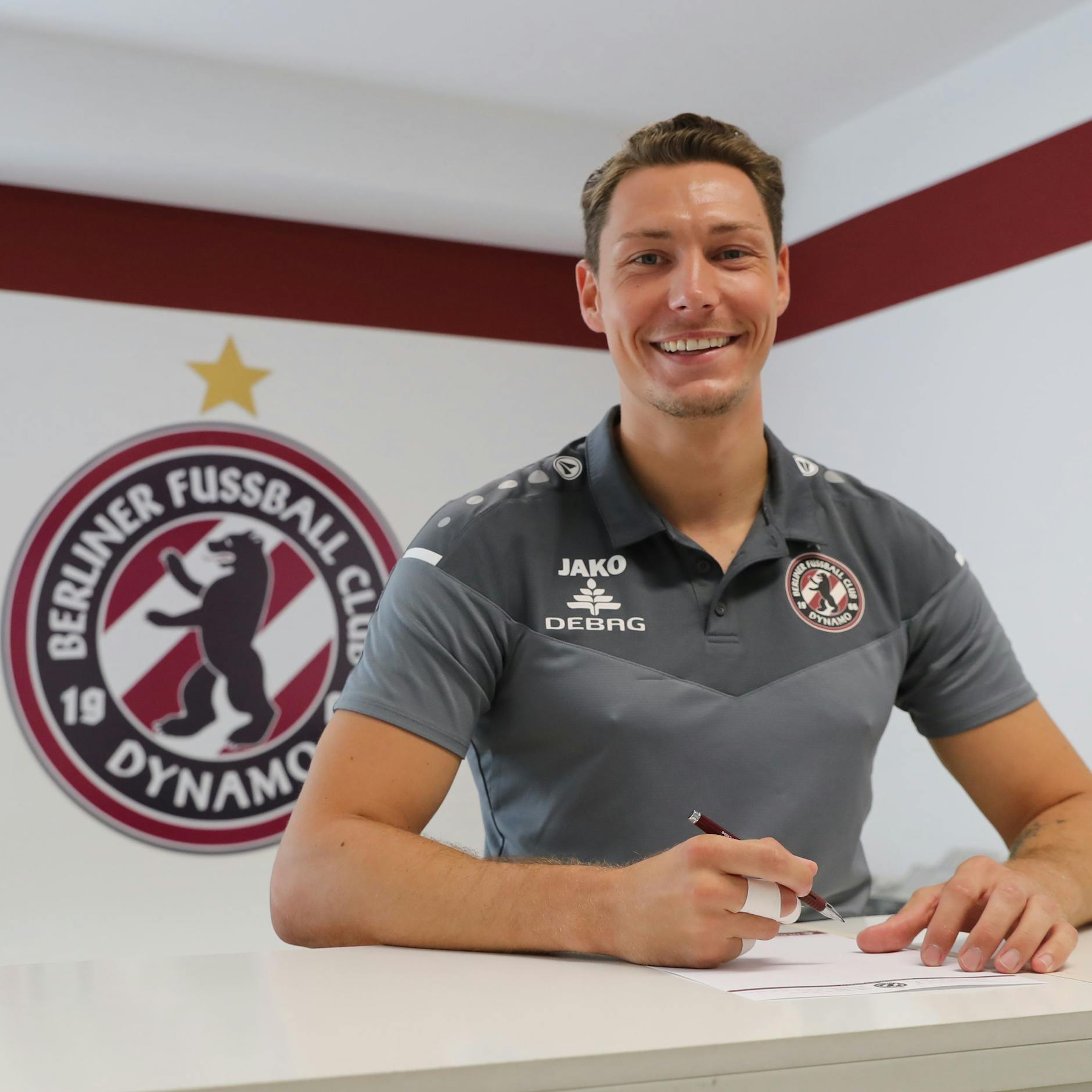 Matthias Hamrol bei seiner Vertragsunterschrift-beim BFC Dynamo.