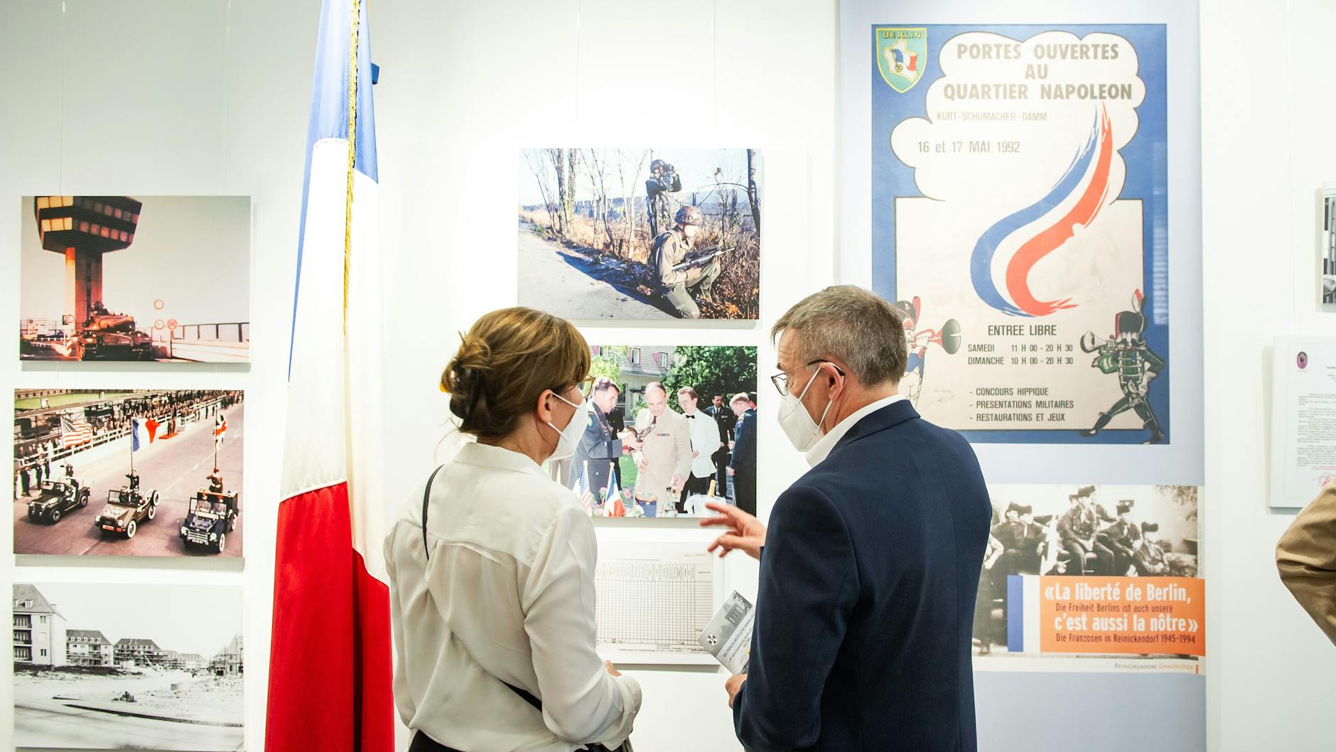 in der kleinen militärhistorischen Ausstellung hängt auch ein Plakat für einen der letzten Tage der offenen Tür im Quartier Napoléon, 1992. Darunter das Motto der französischen Truppen in Berlin: „Die Freiheit Berlins ist auch die unsere.“