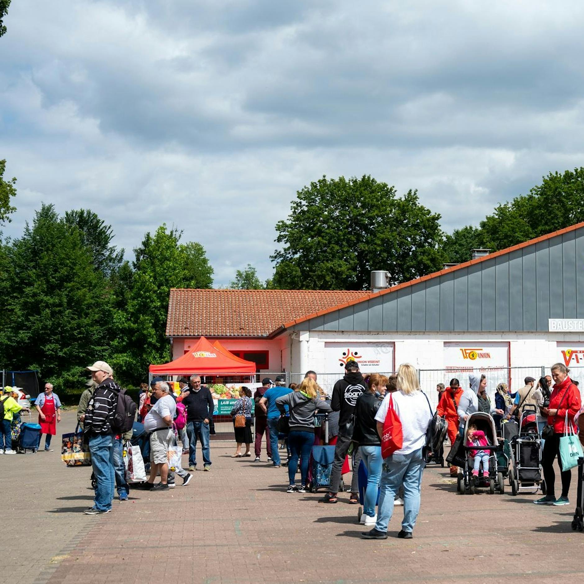 Am Limit: Mehr als zwei Millionen Menschen können sich keine Lebensmittel leisten und gehen zur Tafel