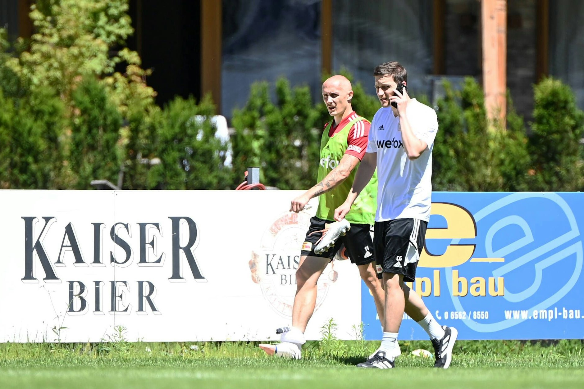 Sven Michel humpelt mit dick bandagiertem rechten Knöchel vom Trainingsplatz des 1. FC Union in Österreich.