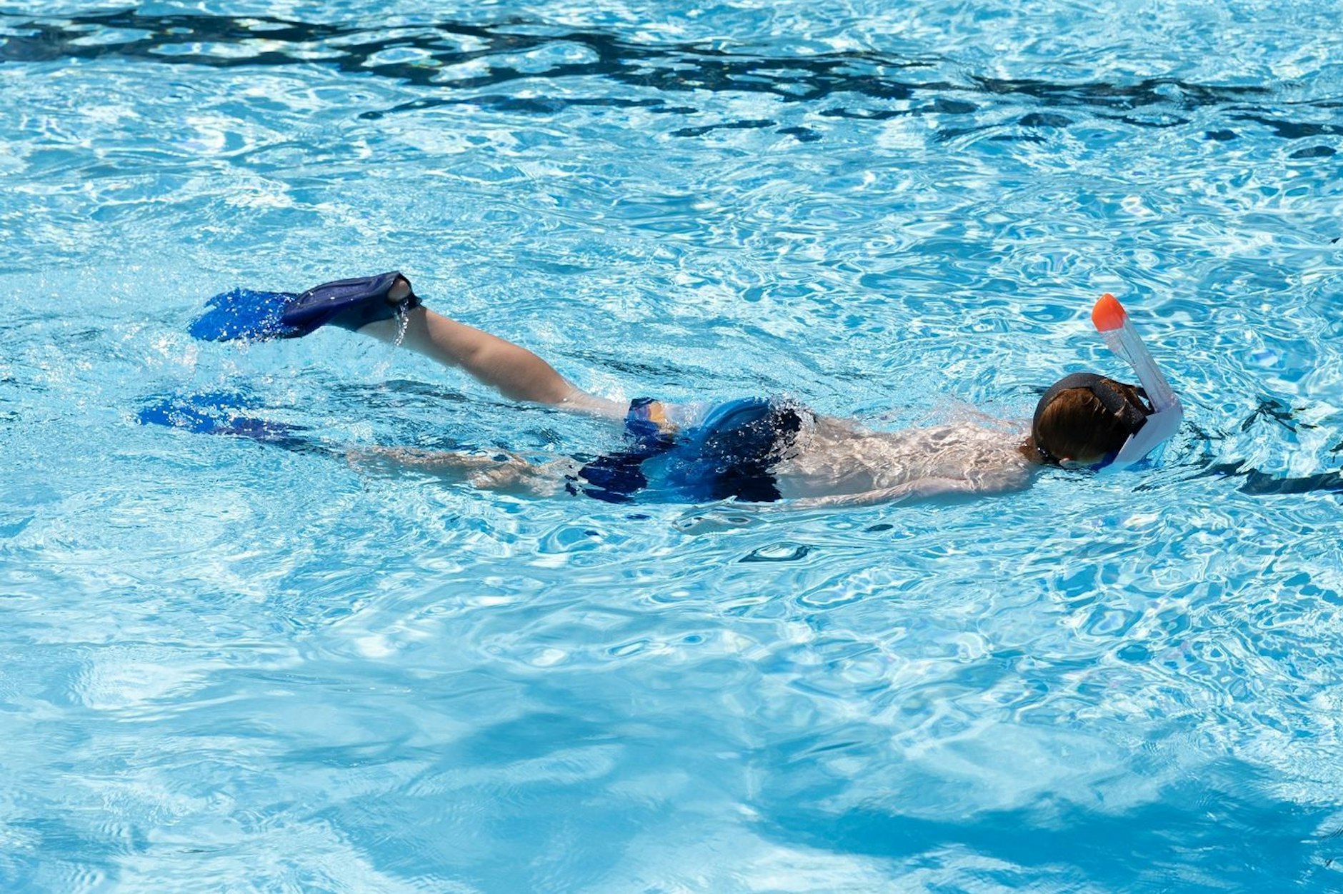 Blaue Badekleidung im blauen Pool? Das ist keine gute Idee. Eltern sollten bei der Auswahl der richtigen Badesachen lieber zu hellen Farben greifen.