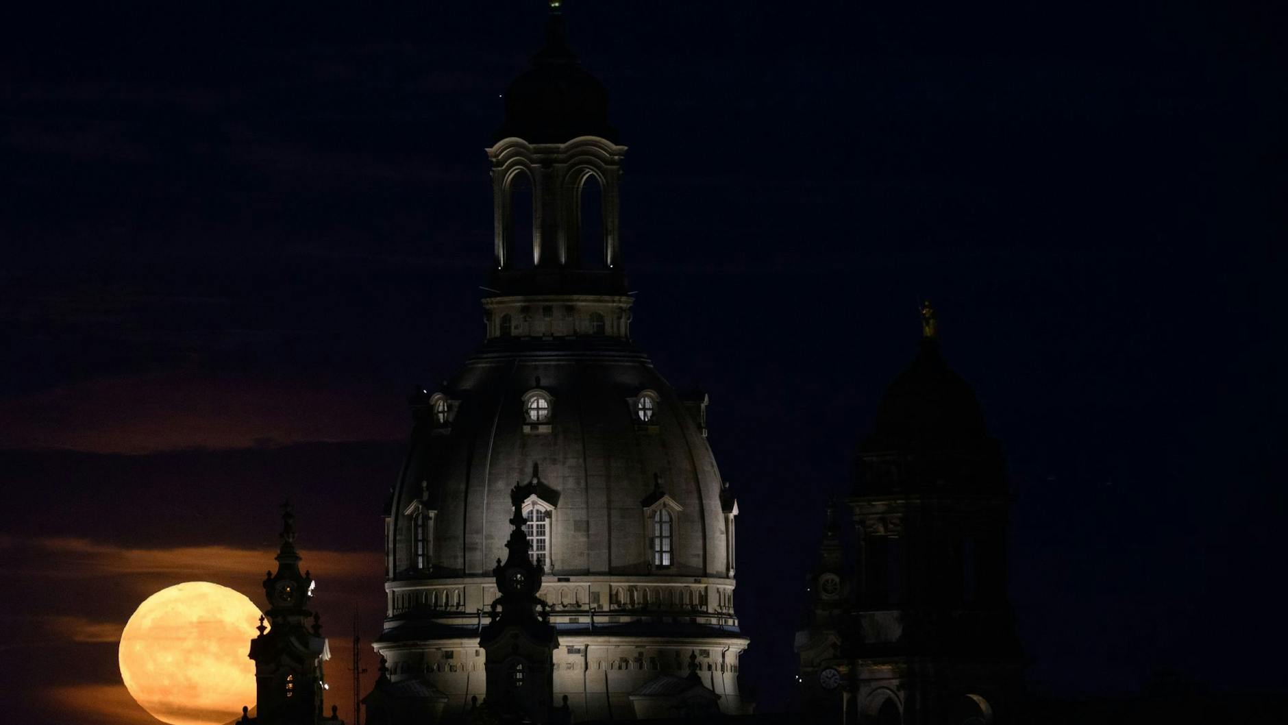 Der Supermond hinter der Frauenkirche in Dresden.