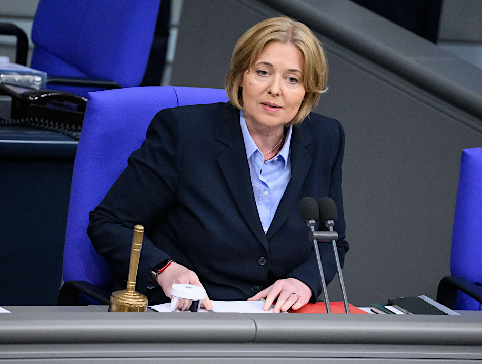 Bundestagspräsidentin Bärbel Bas (SPD): „Auch wenn sich <a href="https://www.berliner-zeitung.de/politik-gesellschaft/lauterbach-keine-durchseuchung-durch-die-hintertur-li.245061">Durchseuchung </a>schlimm anhört – das geschieht gerade.“