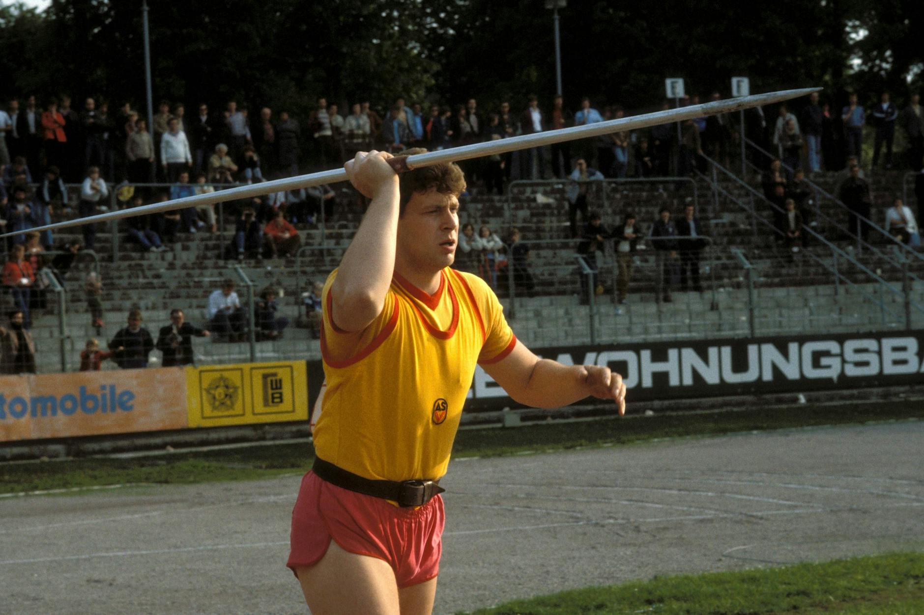 Uwe Hohn tritt 1984 bei den DDR-Meisterschaften in Erfurt an und gewinnt mit 93,80 Meter.
