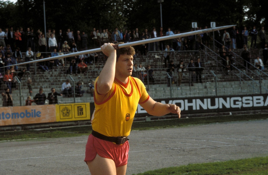 DDRSportlegende Uwe Hohn, der den Speer einst 104,80 Meter weit