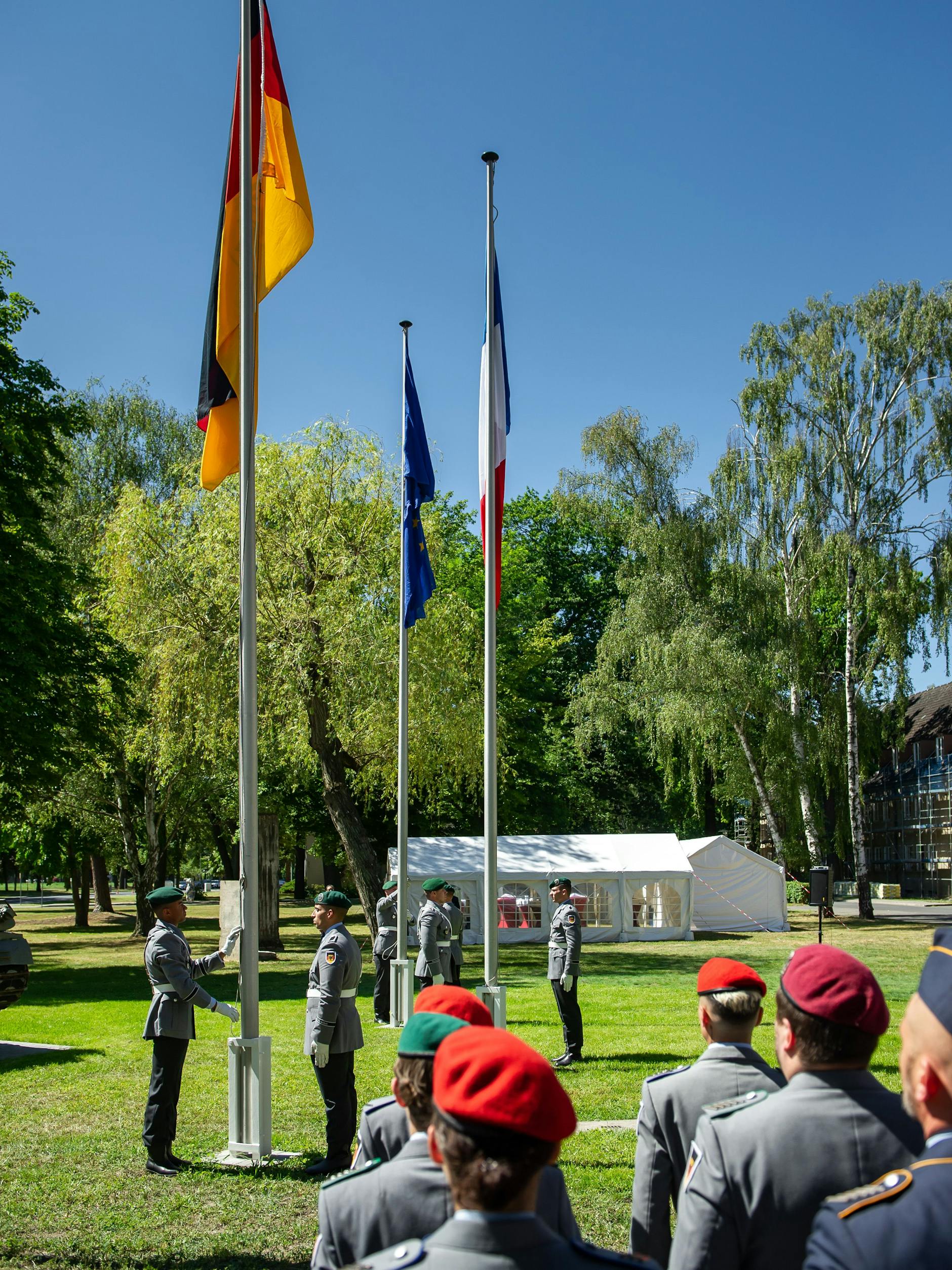 Ein bisschen Wind hätte gut getan, als die Fahnen Deutschlands, Frankreichs, Europas und (nicht im Bild) Berlins aufgezogen wurden.