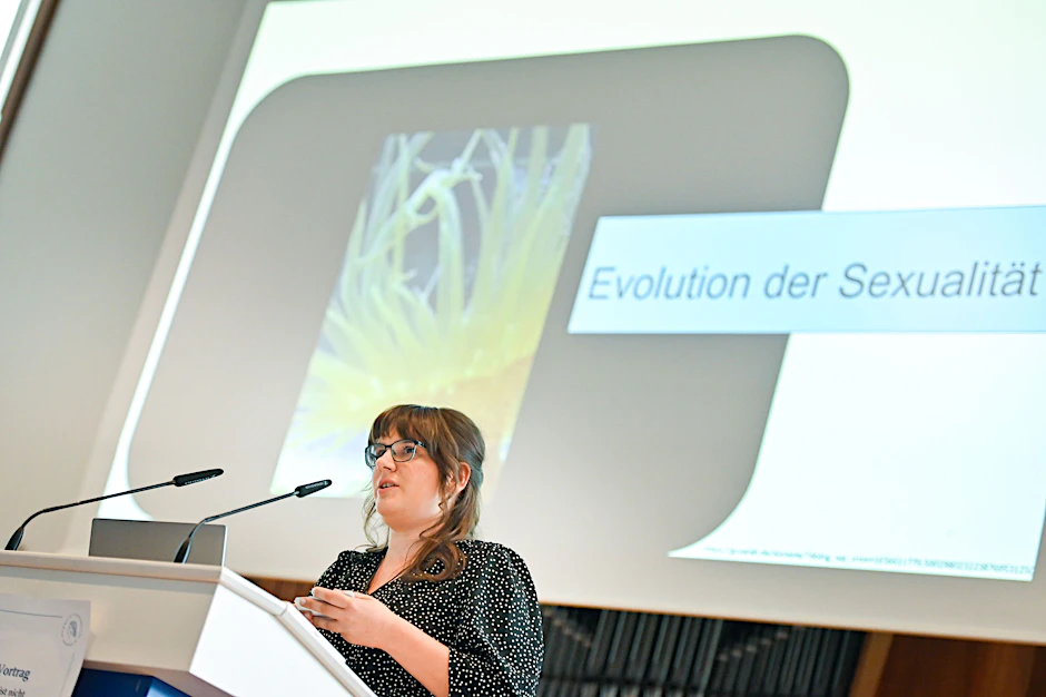 Die Biologin Marie-Luise Vollbrecht beim Nachholtermin für ihren Vortrag zu Zweigeschlechtlichkeit an der HU am 14. Juli 2022.