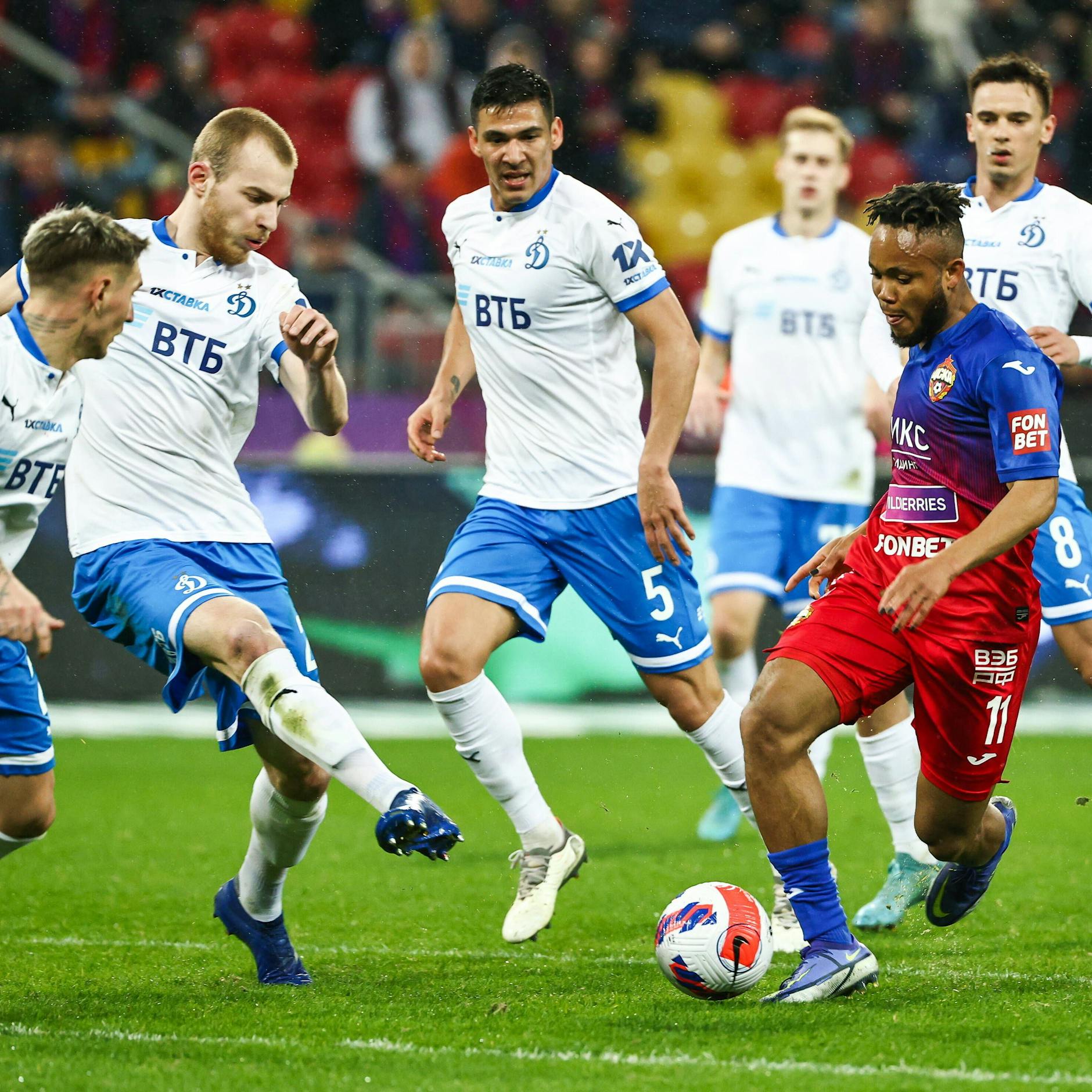 Chidera Ejuke (r.) nahm es im Moskauer Derby gleich mit vier Dynamo-Spielern auf.