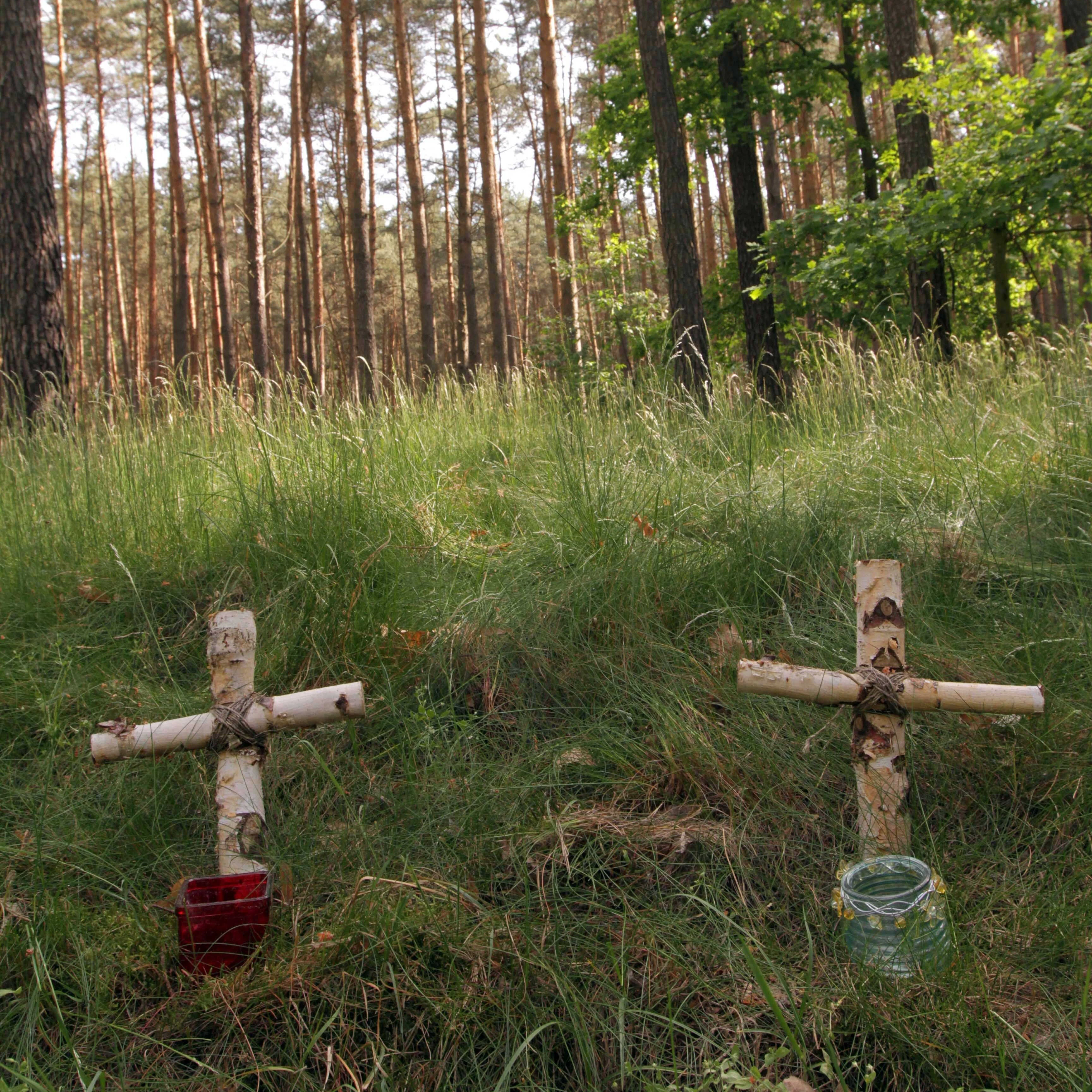 Zwei Kreuze sollen im Wald bei Börnicke an die getöteten Mädchen erinnern.
