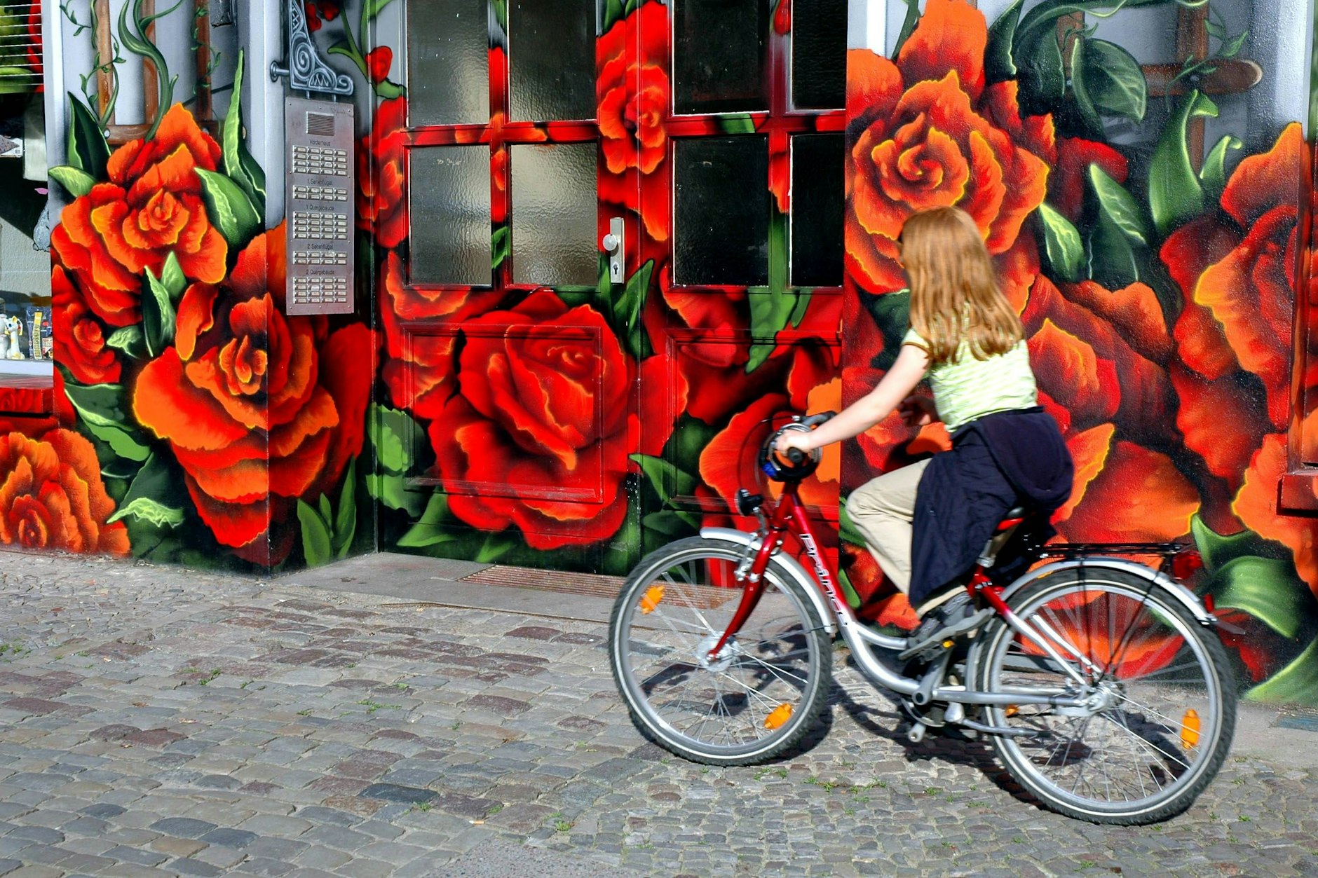 Auf dem Gehweg dürfen Kinder bis zum vollendeten zehnten Lebensjahr fahren.