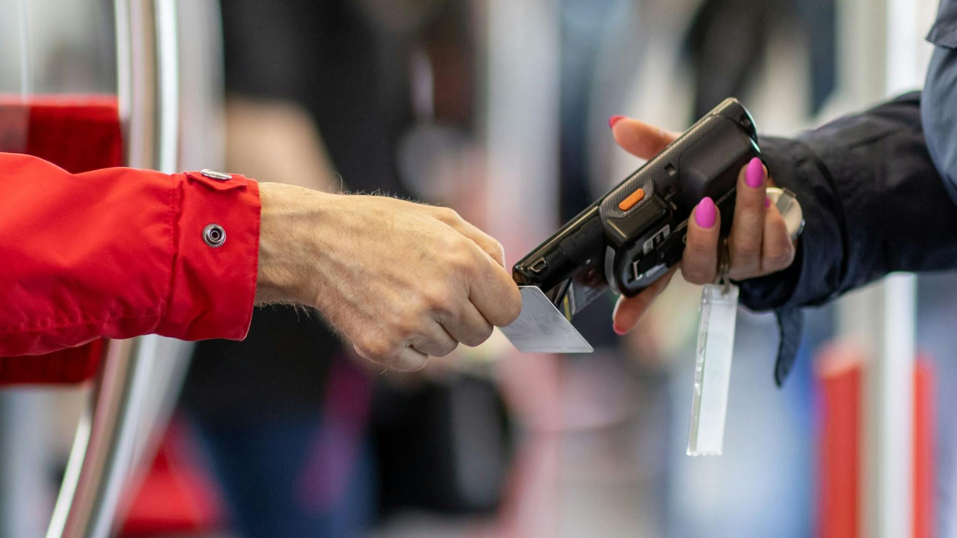 Anders als das 9-Euro-Ticket würde die 69-Euro-Fahrkarte nicht automatisch auch für Abonnenten gelten – Fahrgäste müssen abwägen, welches Angebot für sie am besten passt.