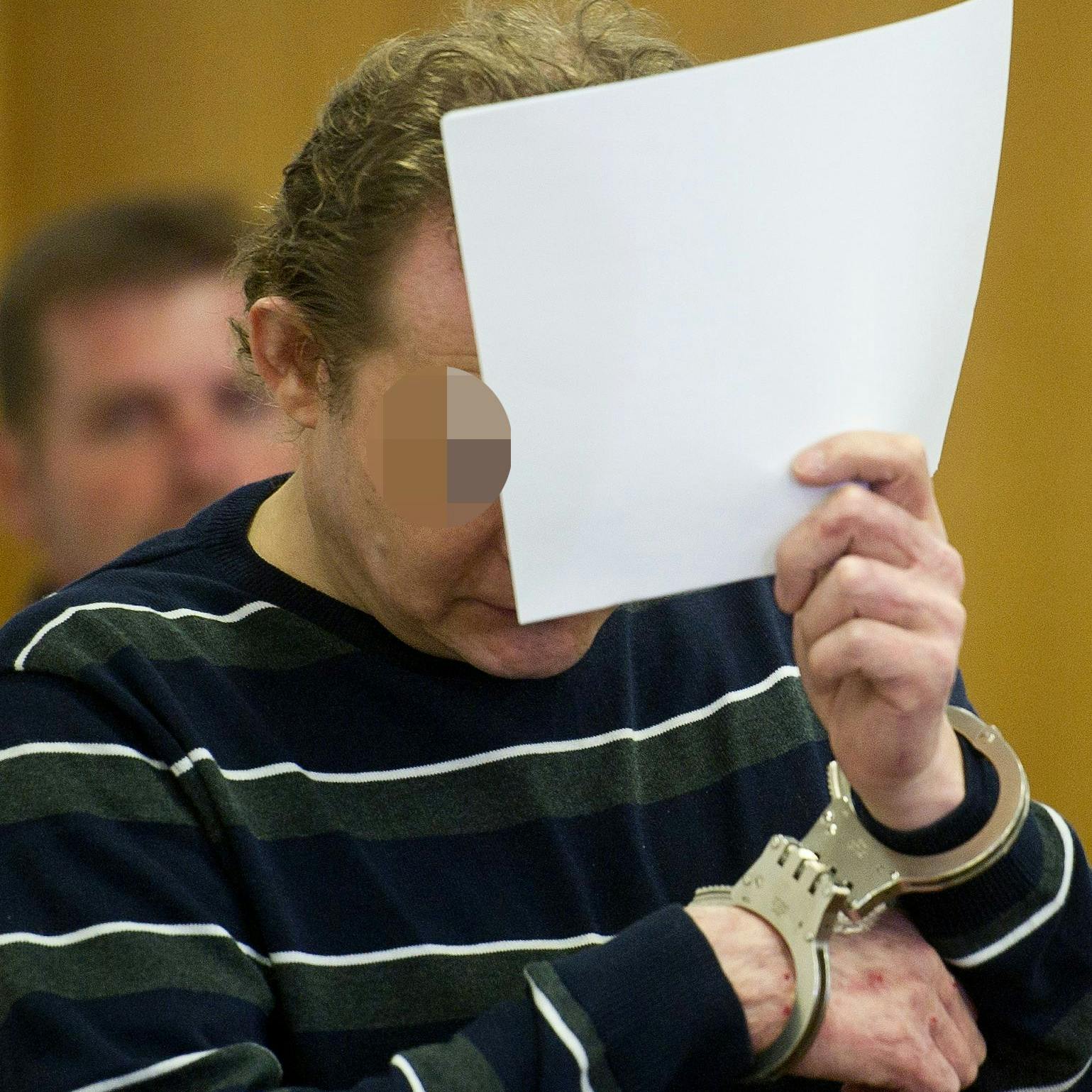 Der Däne Peter-Thue R. wird in Handschellen in den Gerichtssaal in Potsdam geführt.