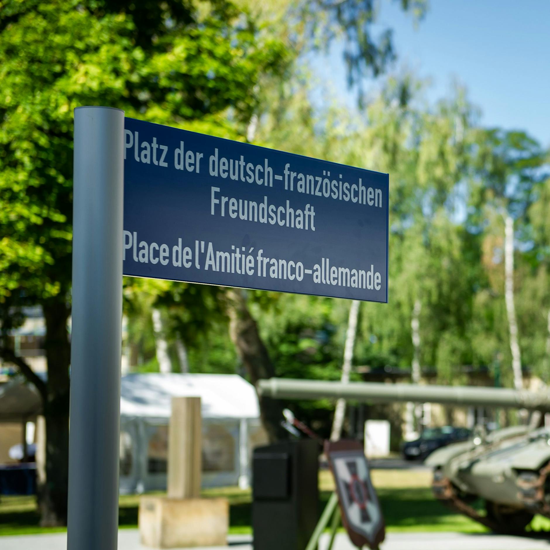 Das neue Straßenschild in der Julius-Leber-Kaserne