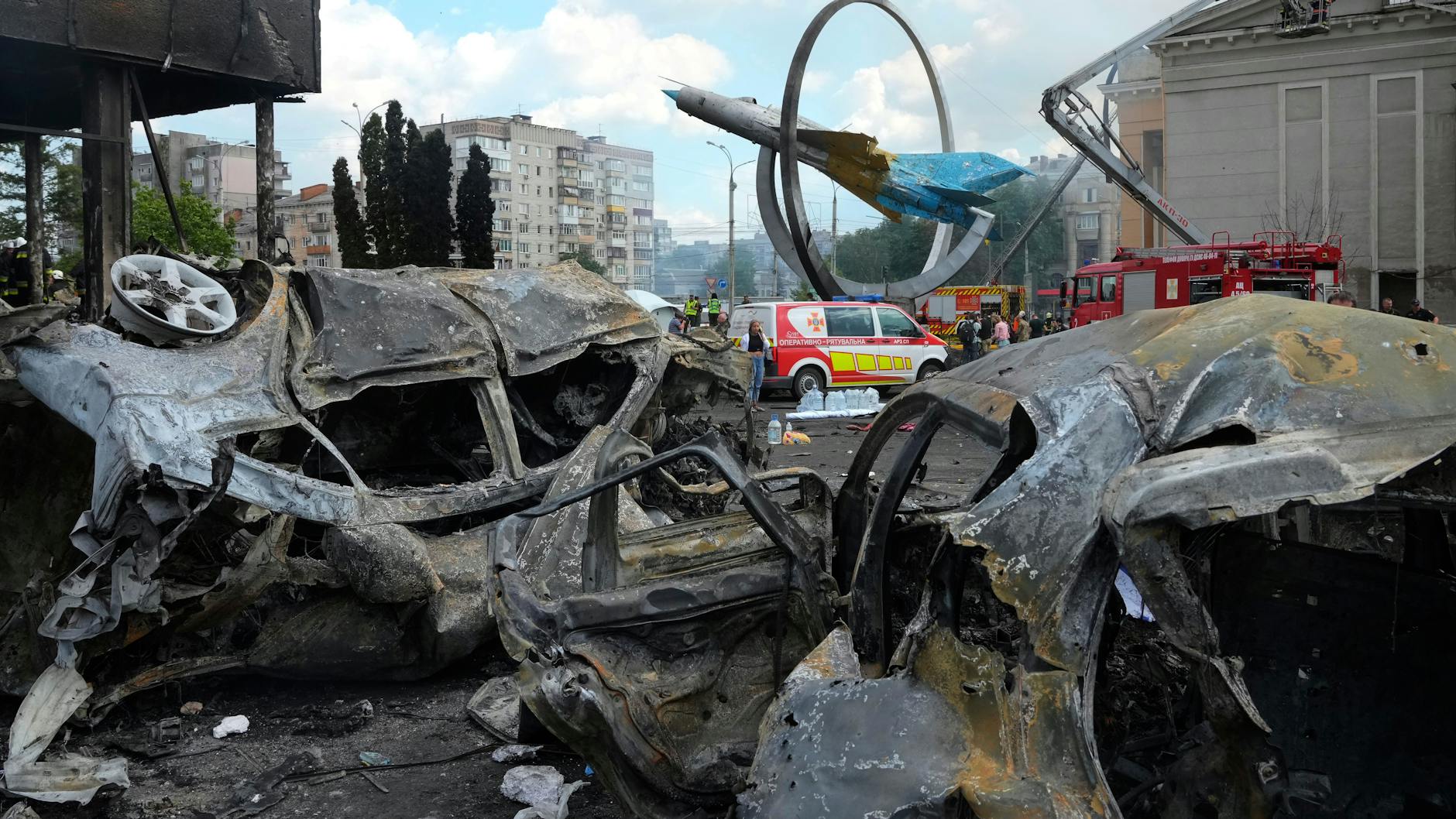 Bei einem russischen Raketenangriff sind im Zentrum der ukrainischen Großstadt Winnyzja im Westen des Landes nach ukrainischen Angaben mindestens 20 Menschen getötet worden.