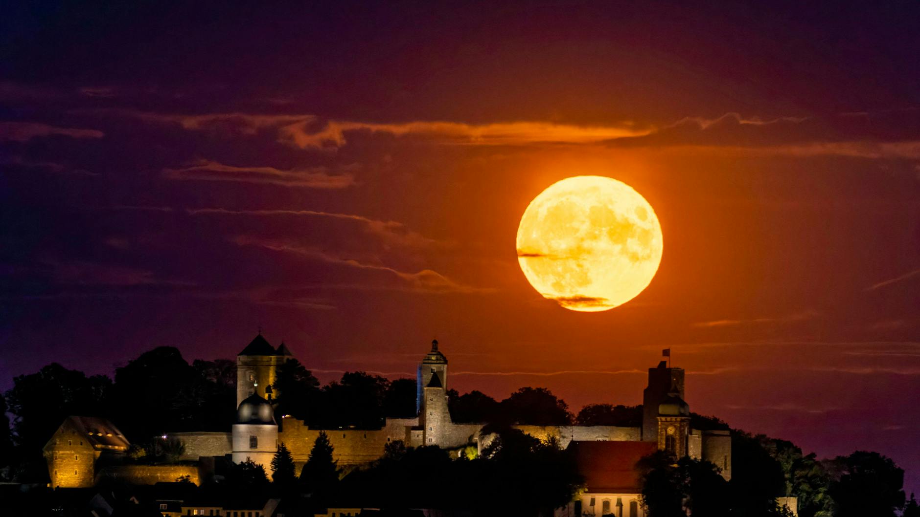 Supermond über Stolpen in Sachsen.